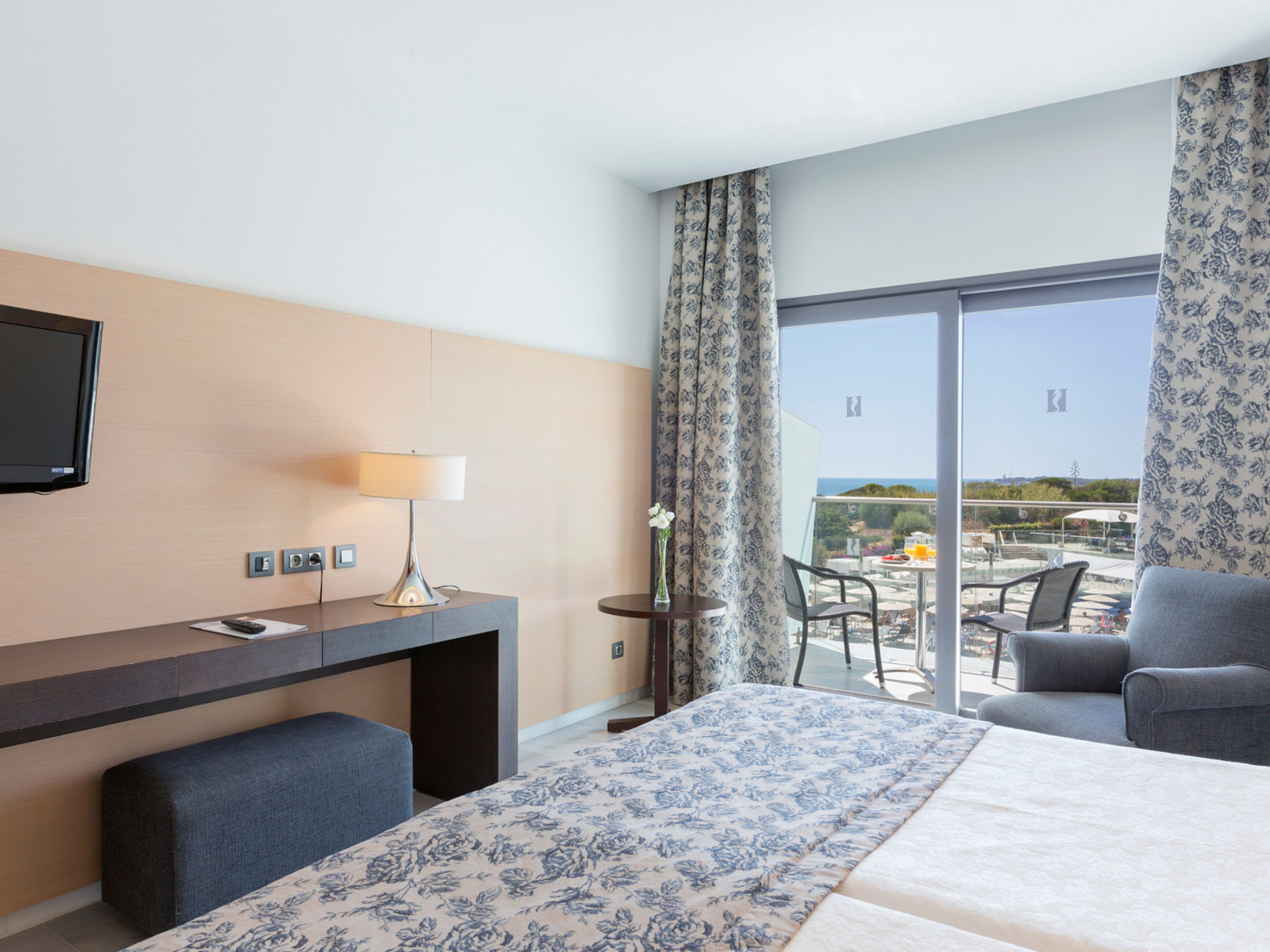 Wohnbeispiel Double bedroom side sea view