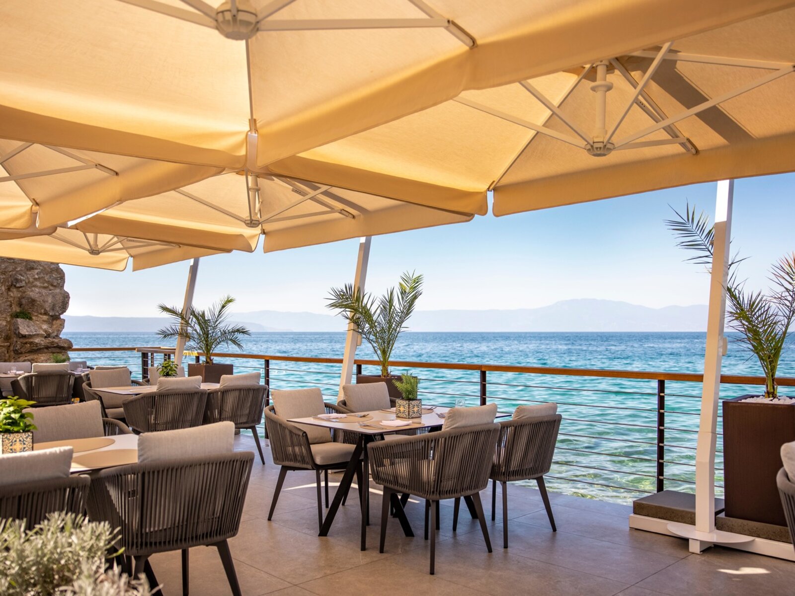 7 Seas Restaurant & Bar