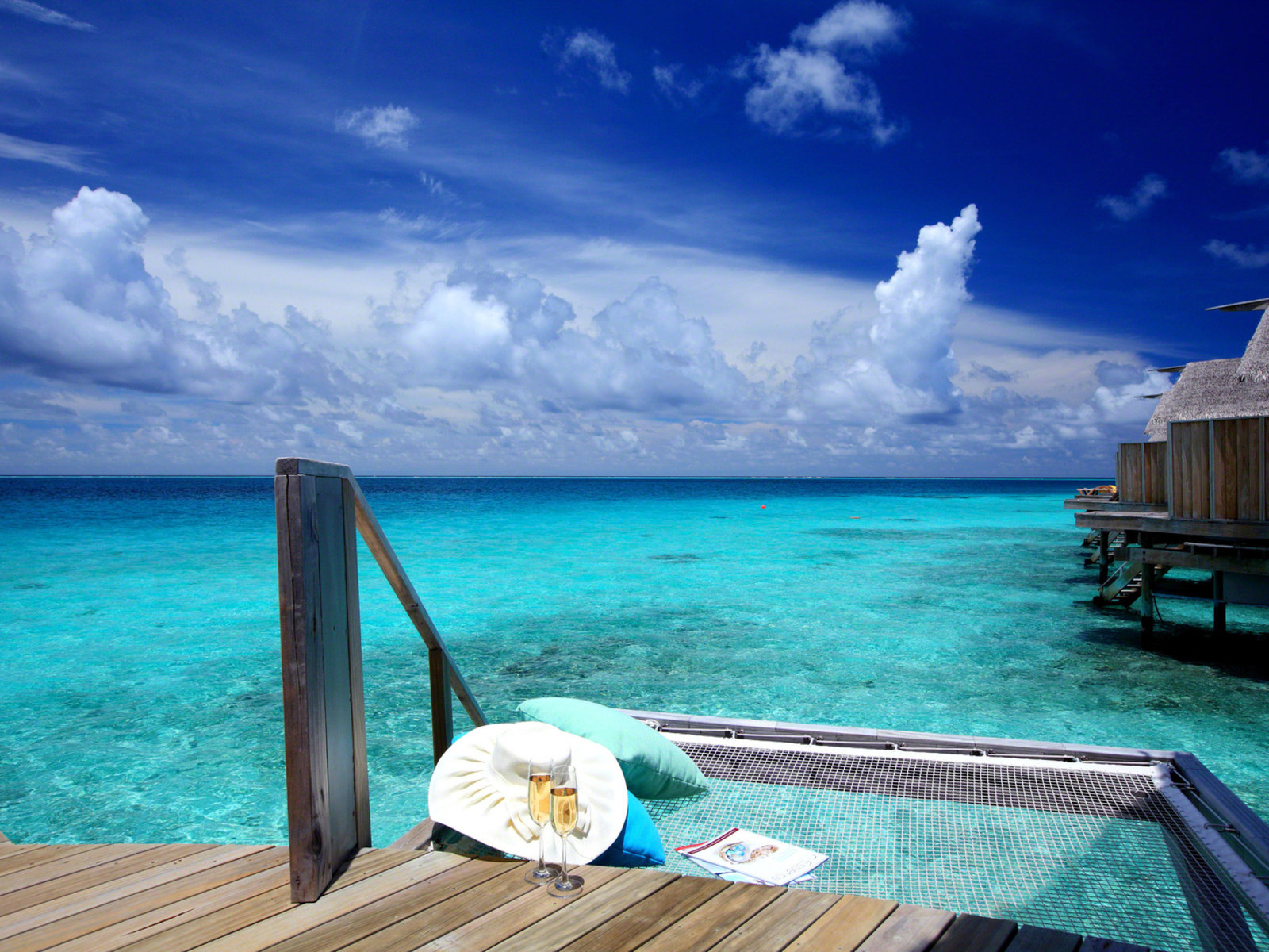 Wohnbeispiel Sunset Overwater Villa with Swirl Pool