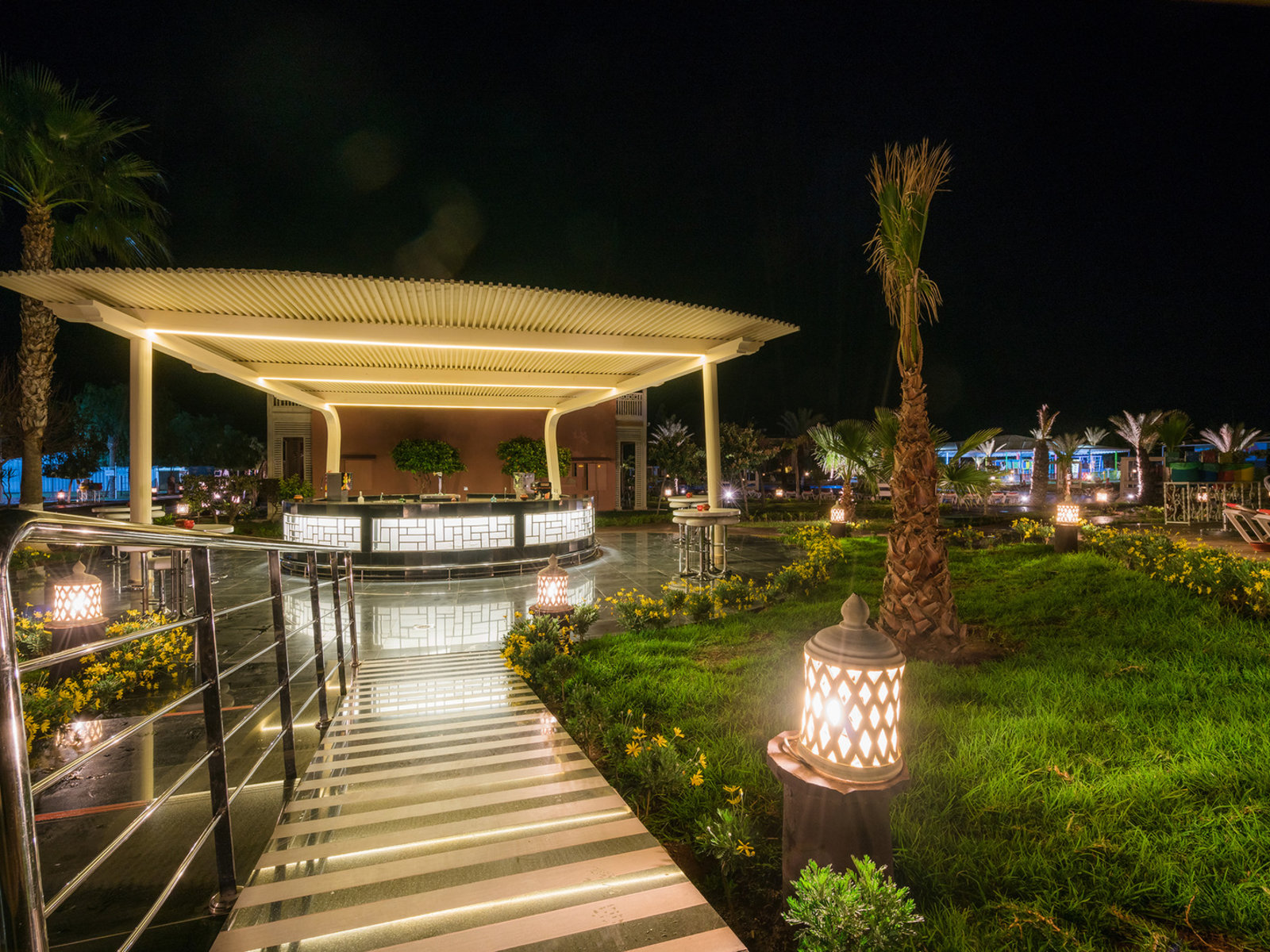 poolbar & alcoholic drinks