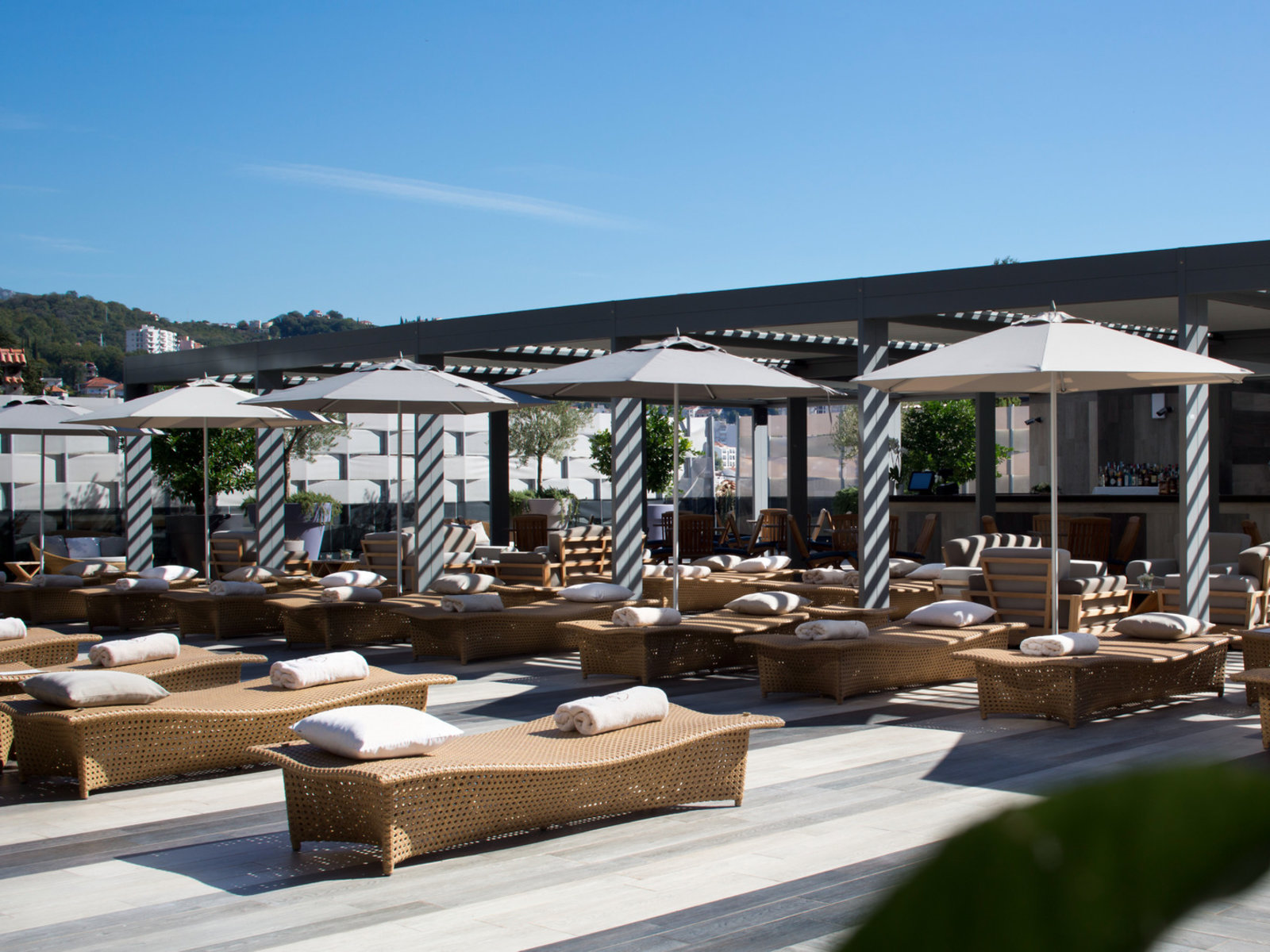 Pool bar
