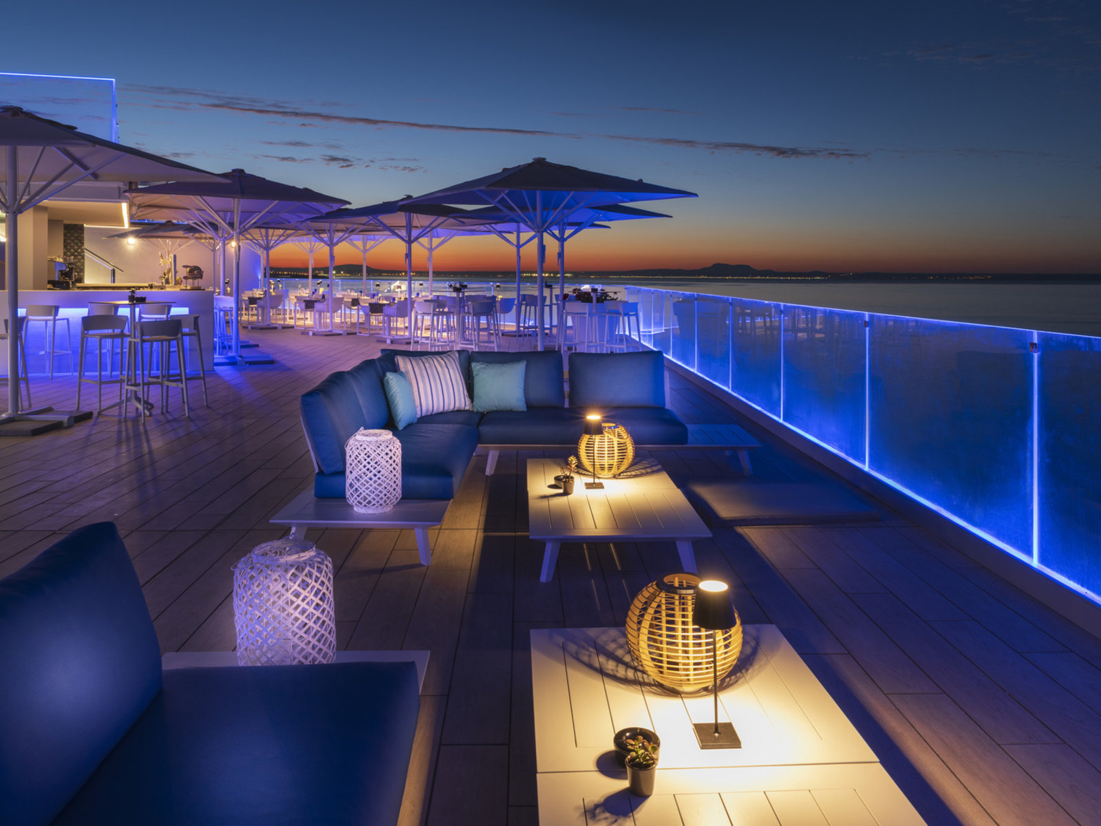 THE BOW LOUNGE BAR & RESTAURANT