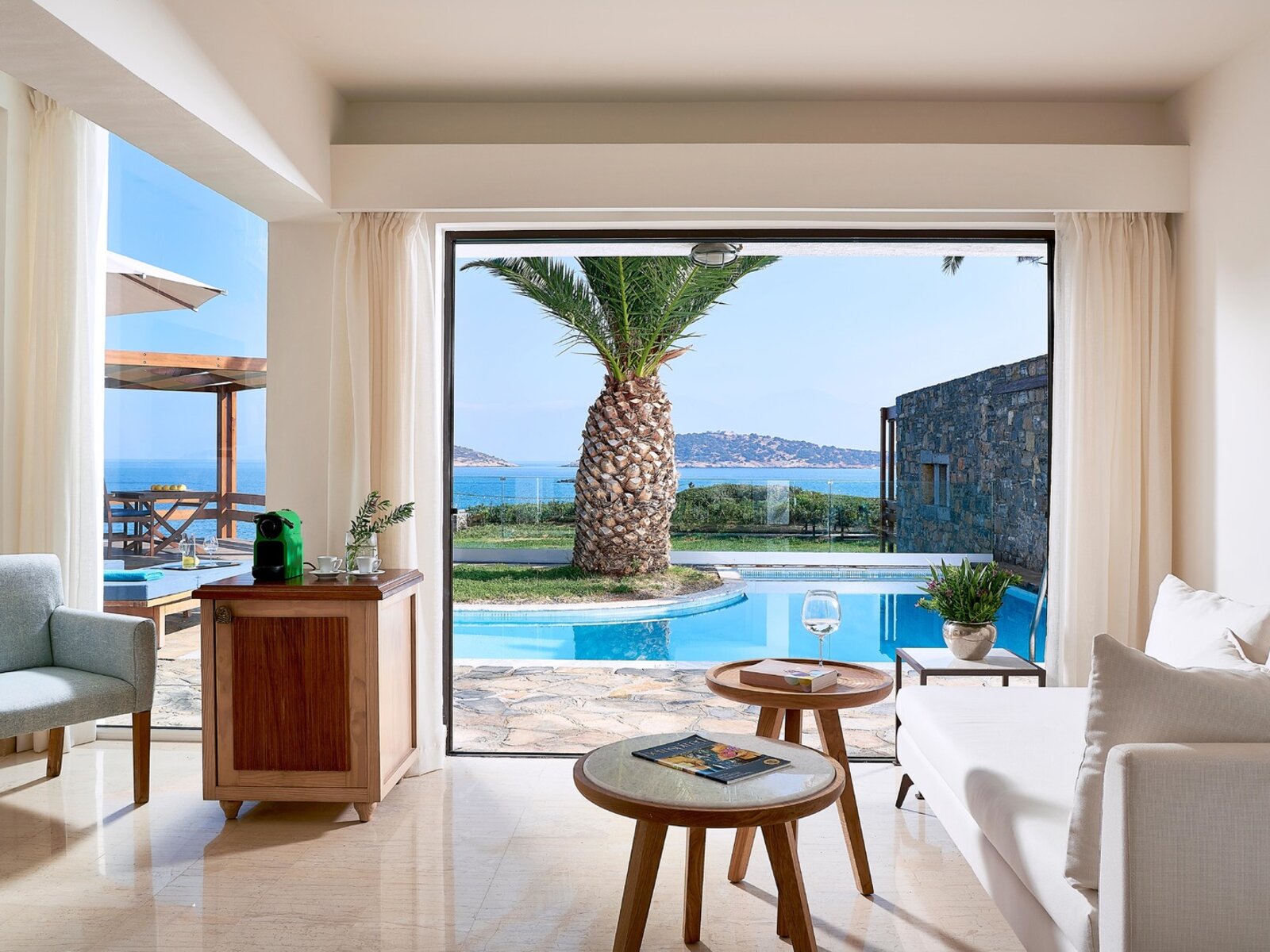 Wohnbeispiel Club - One Bedroom Suite Seafront Private Pool