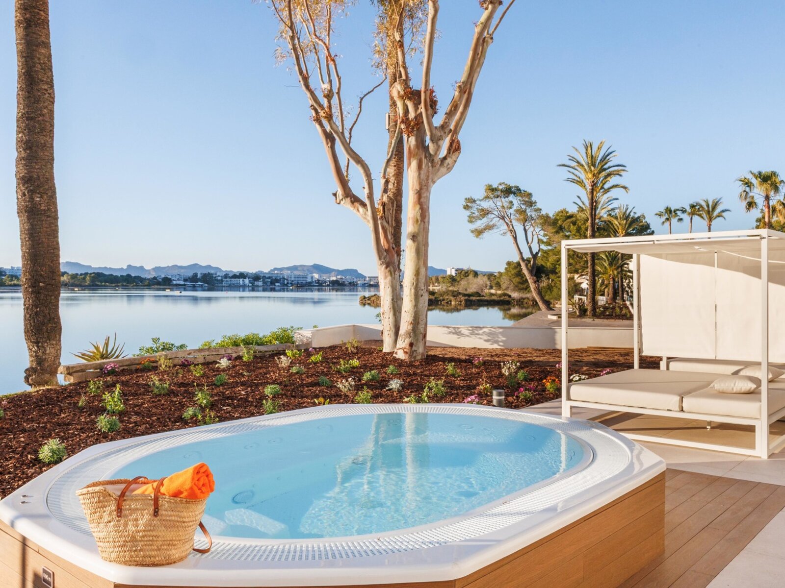 Outdoor Jacuzzi mit Balibetten
