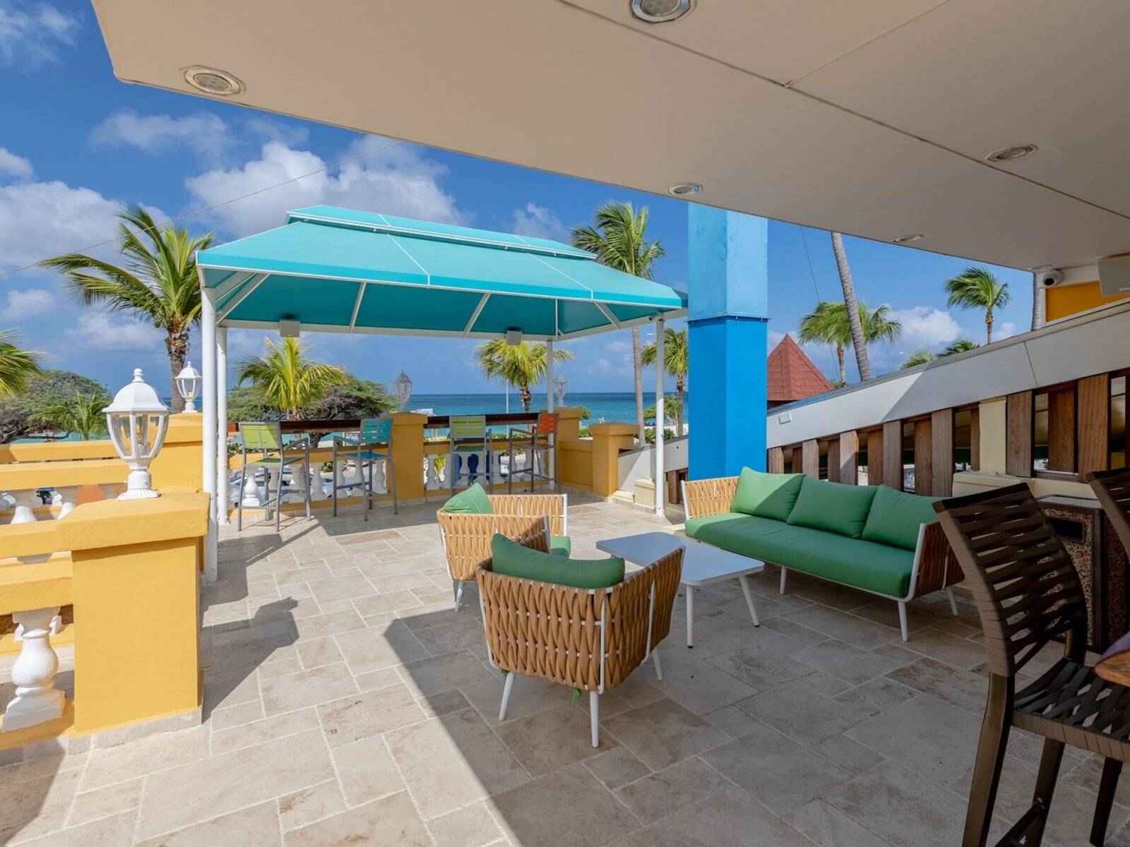 Horizons Bar