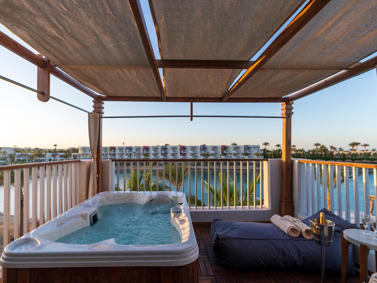 Private Jacuzzi Suite Posh Club