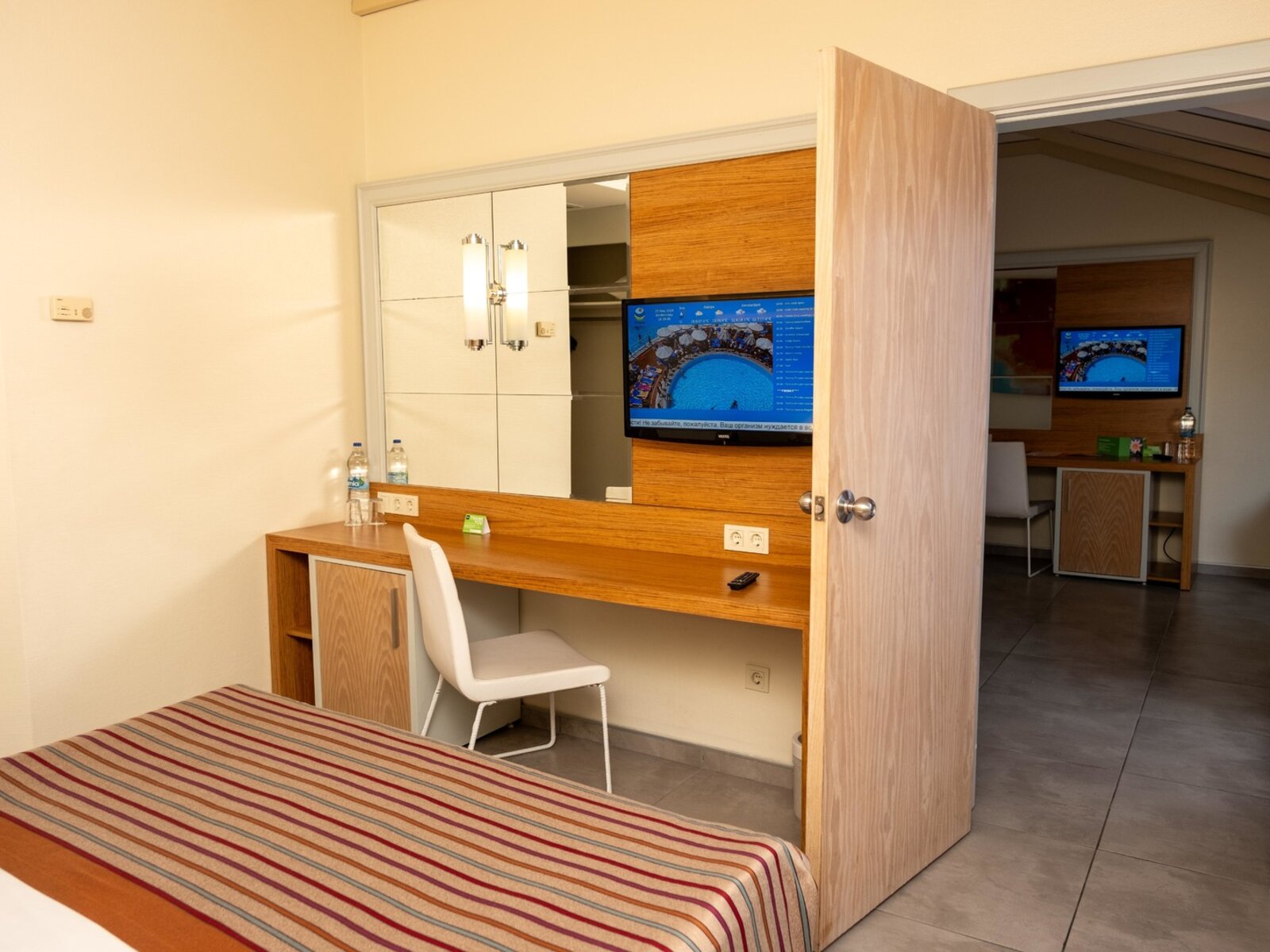 Wohnbeispiel Family Land View Room