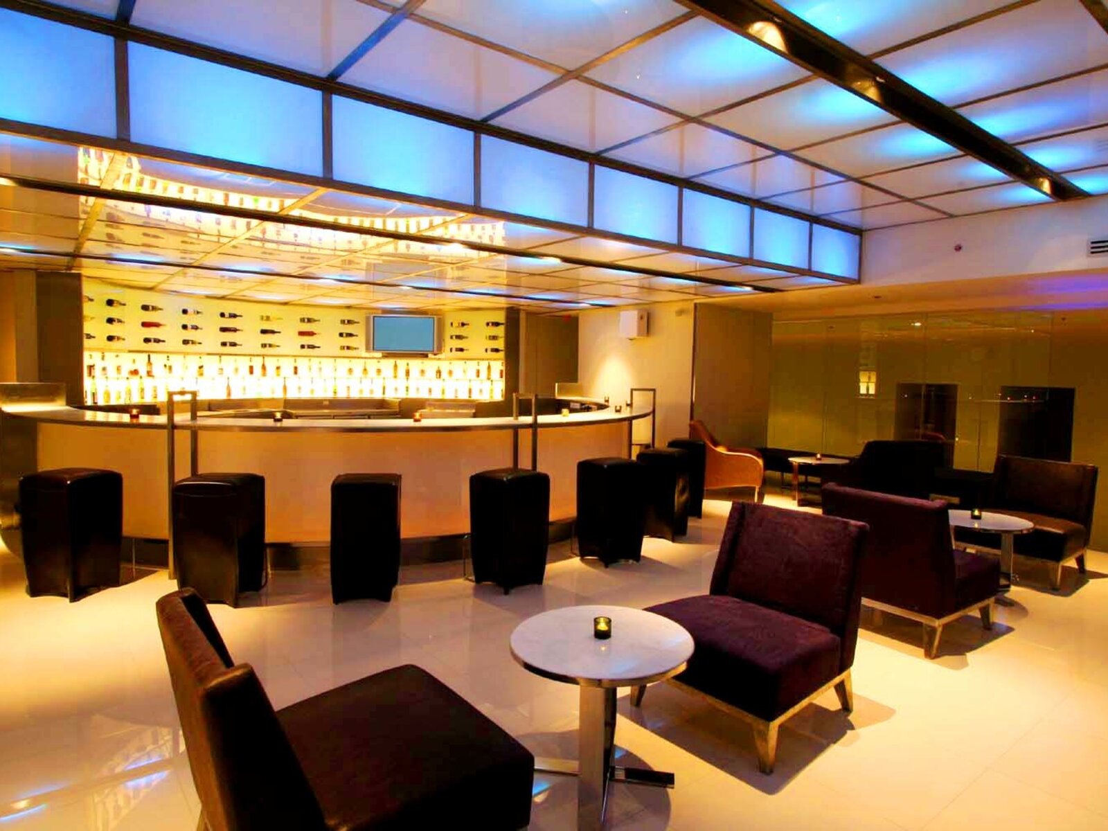 STUDIO BAR