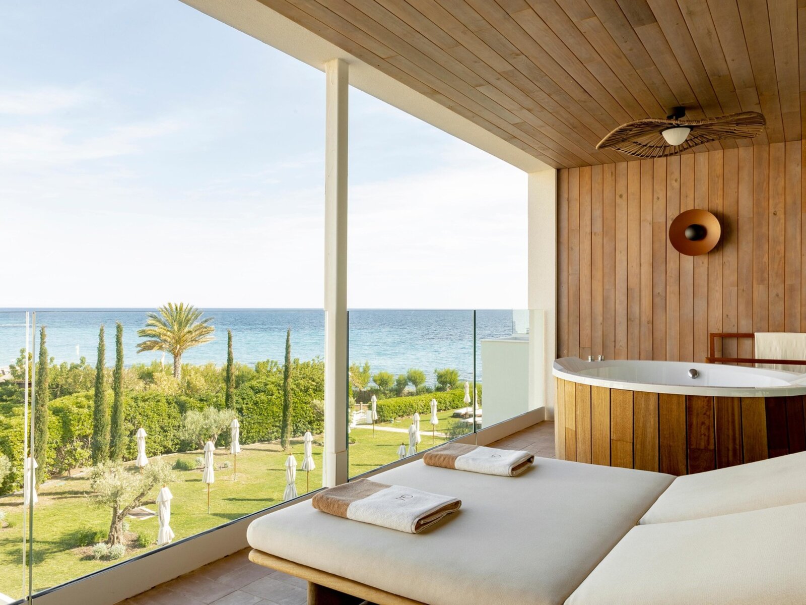 Wohnbeispiel Ocean Suite Sea View with Terrace and Tub