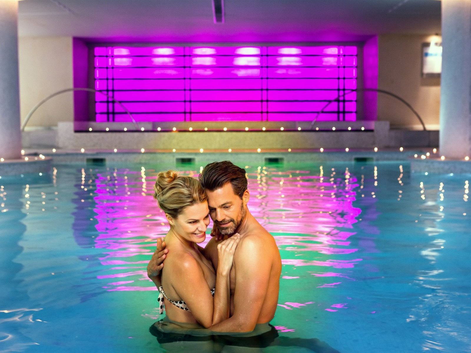 Hallenbad mit Whirlpool an der Seite