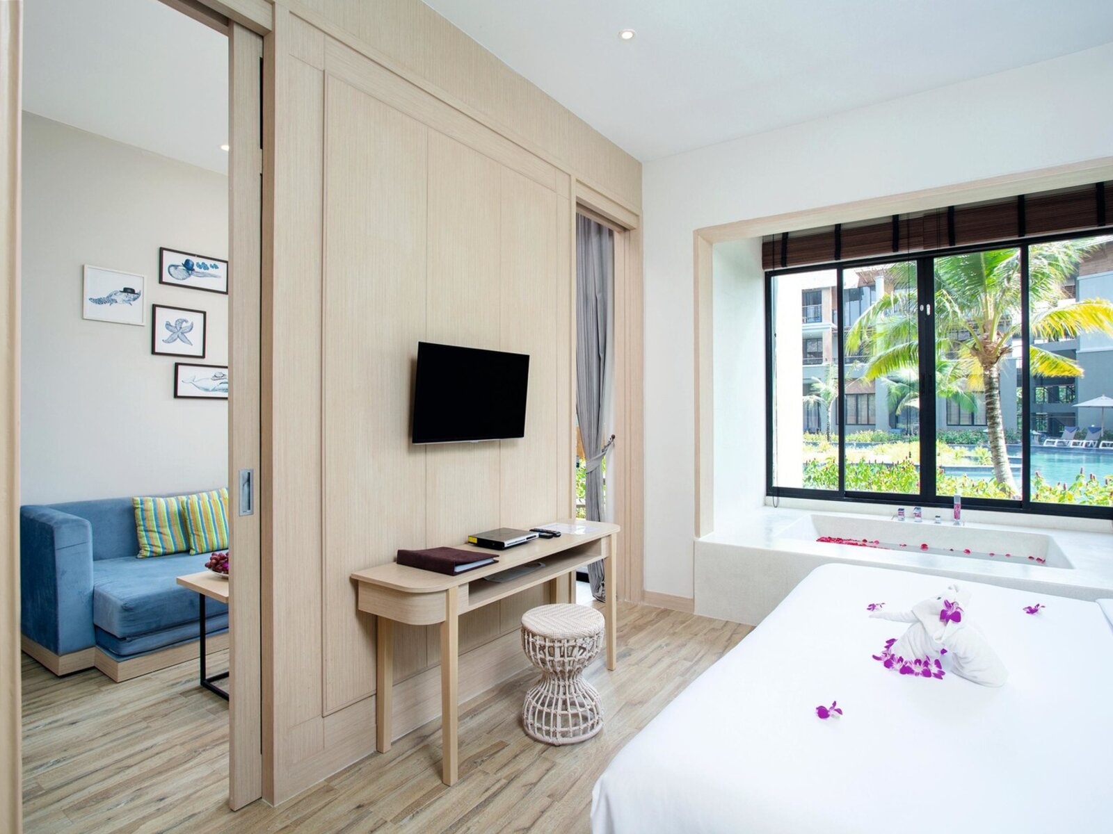 Wohnbeispiel Deluxe Suite Pool Access Jacuzzi