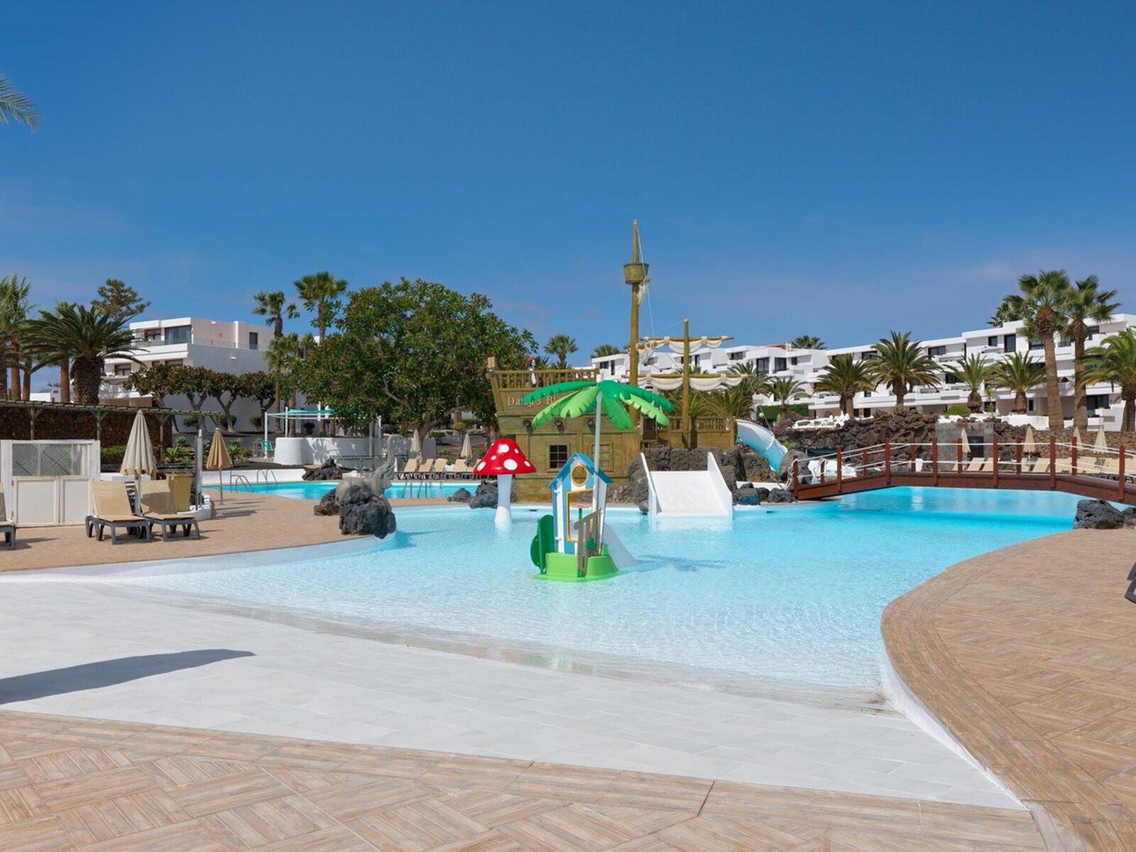 Pool mit Piratenschiff und Rutschen