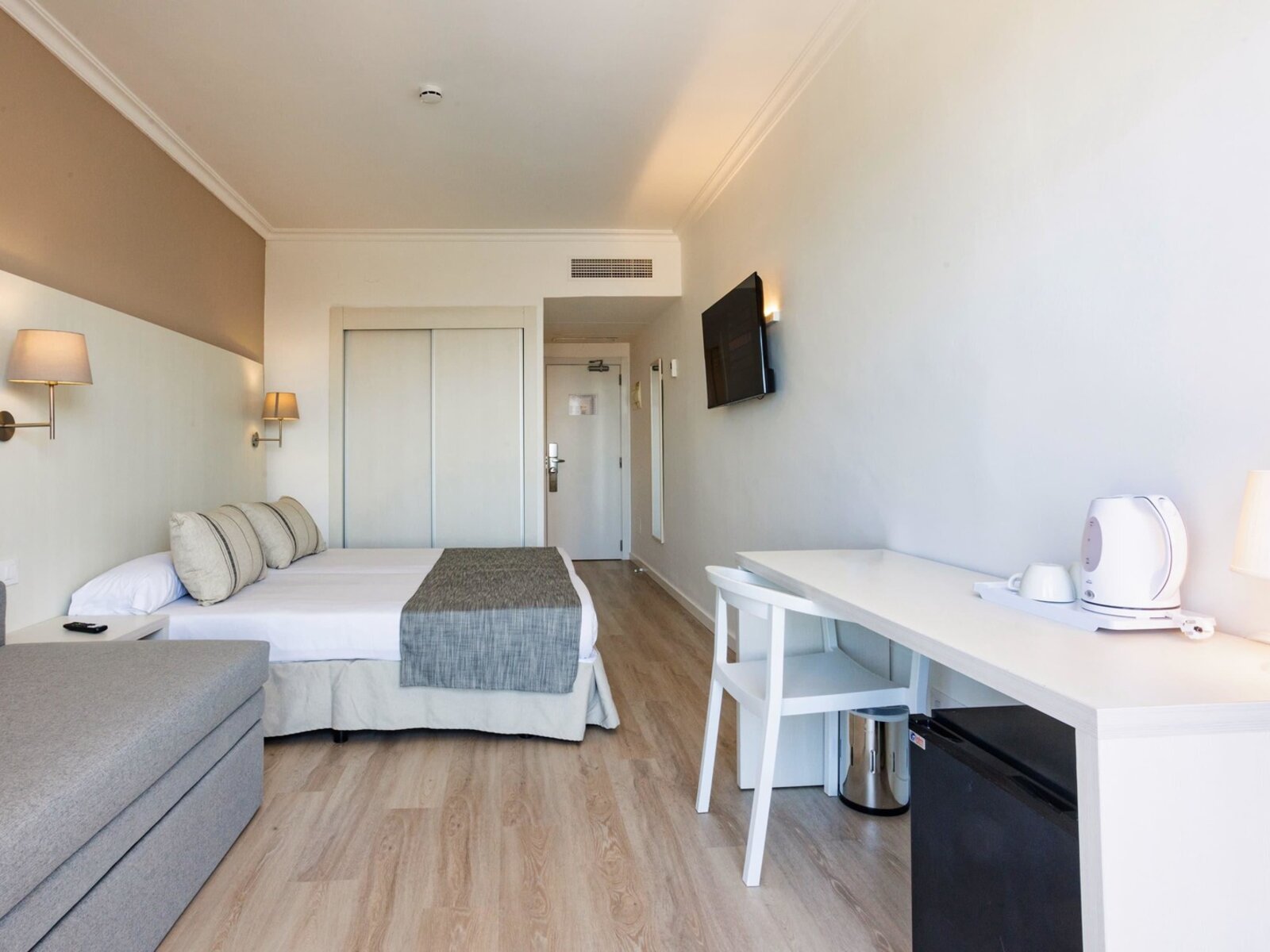 Wohnbeispiel Double Room partial sea view