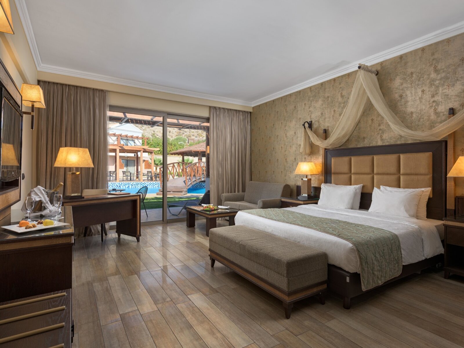 Wohnbeispiel Junior Suite with direct access to pool