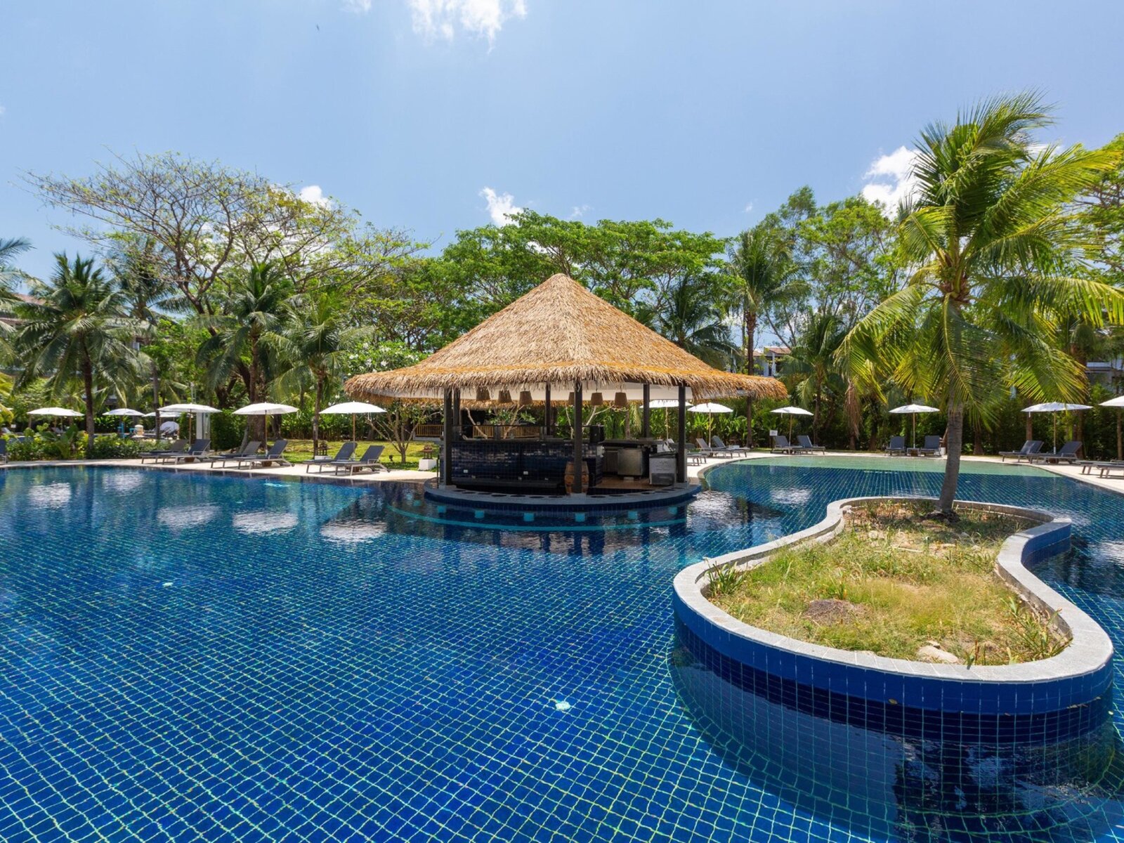 Poolbar by the pool