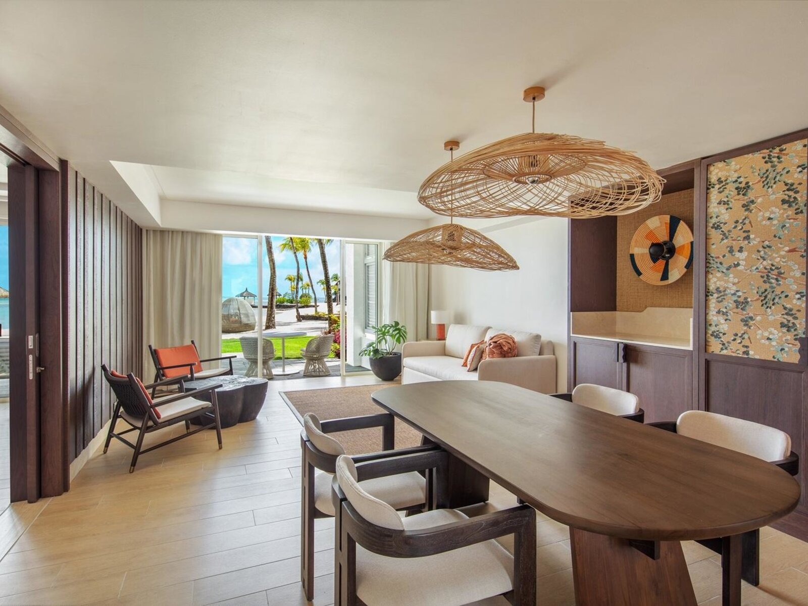 Wohnbeispiel Hibiscus Family Signature Beachfront Suite