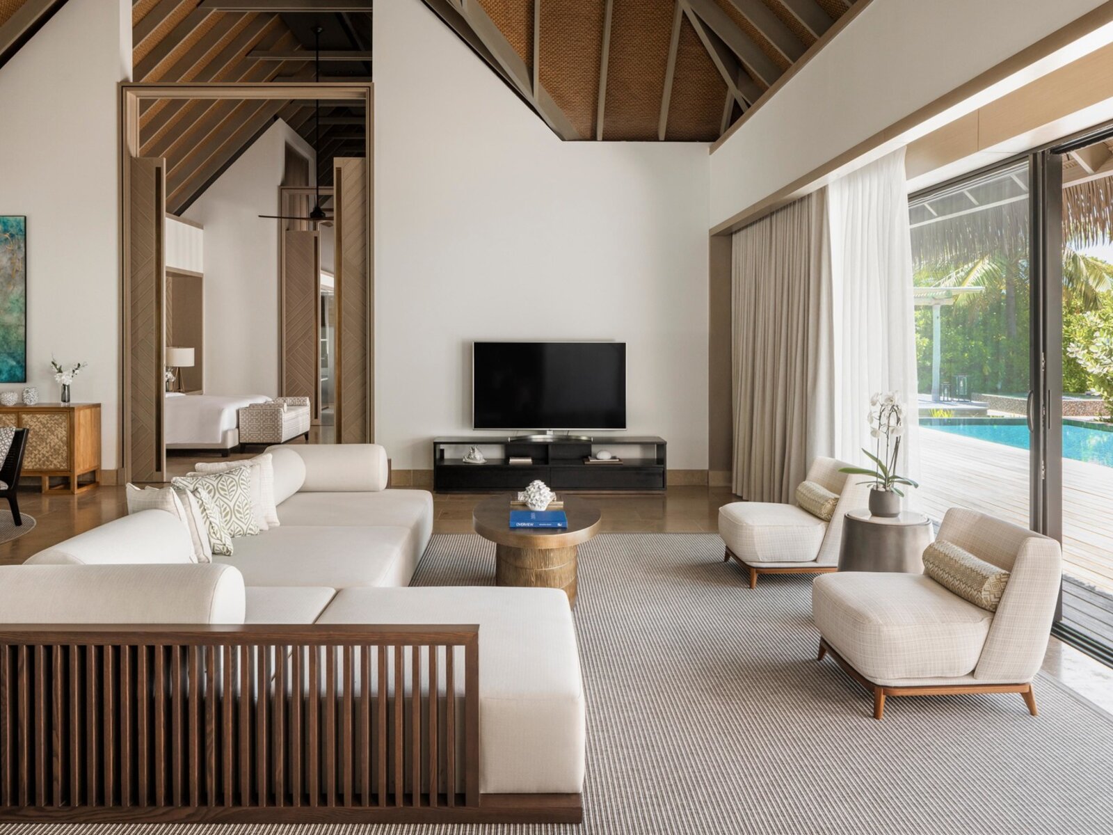 Wohnbeispiel Three Bedroom Grand Beach Villa With Pool