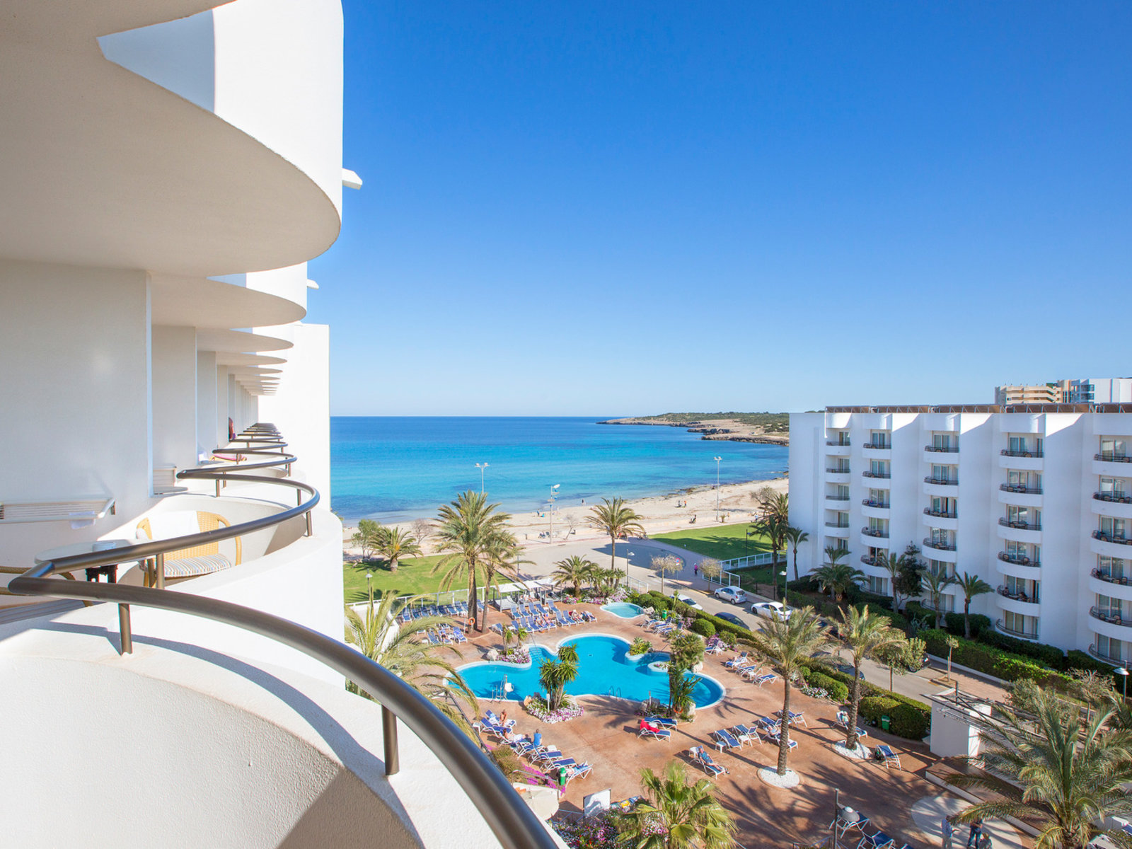 Wohnbeispiel Double room pool view/ side sea view