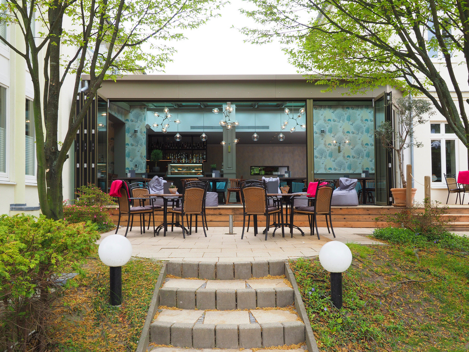 Luv & Lee Bistro, Garten, Bar