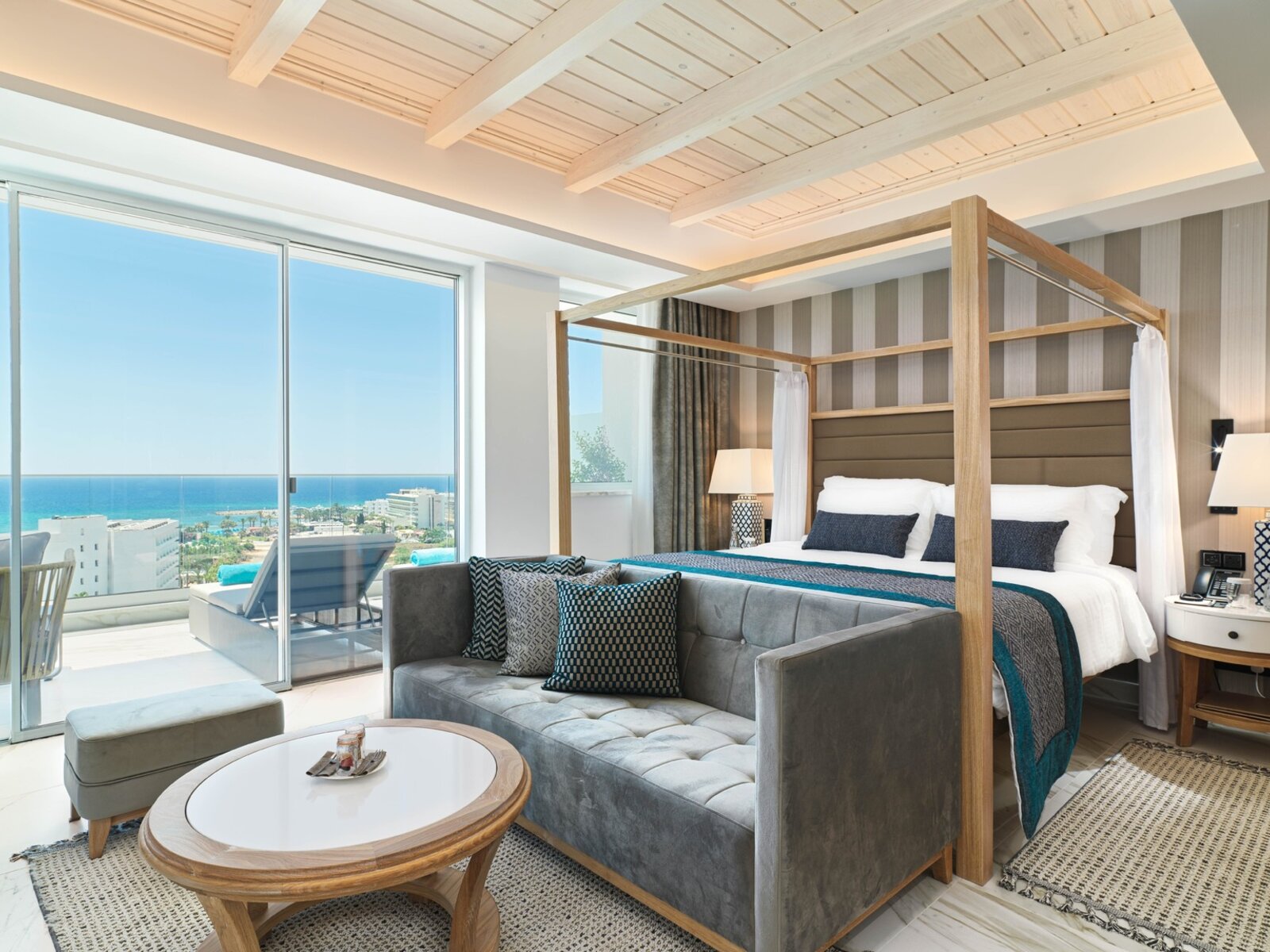 Wohnbeispiel Panoramic Suite Pool  Sea View