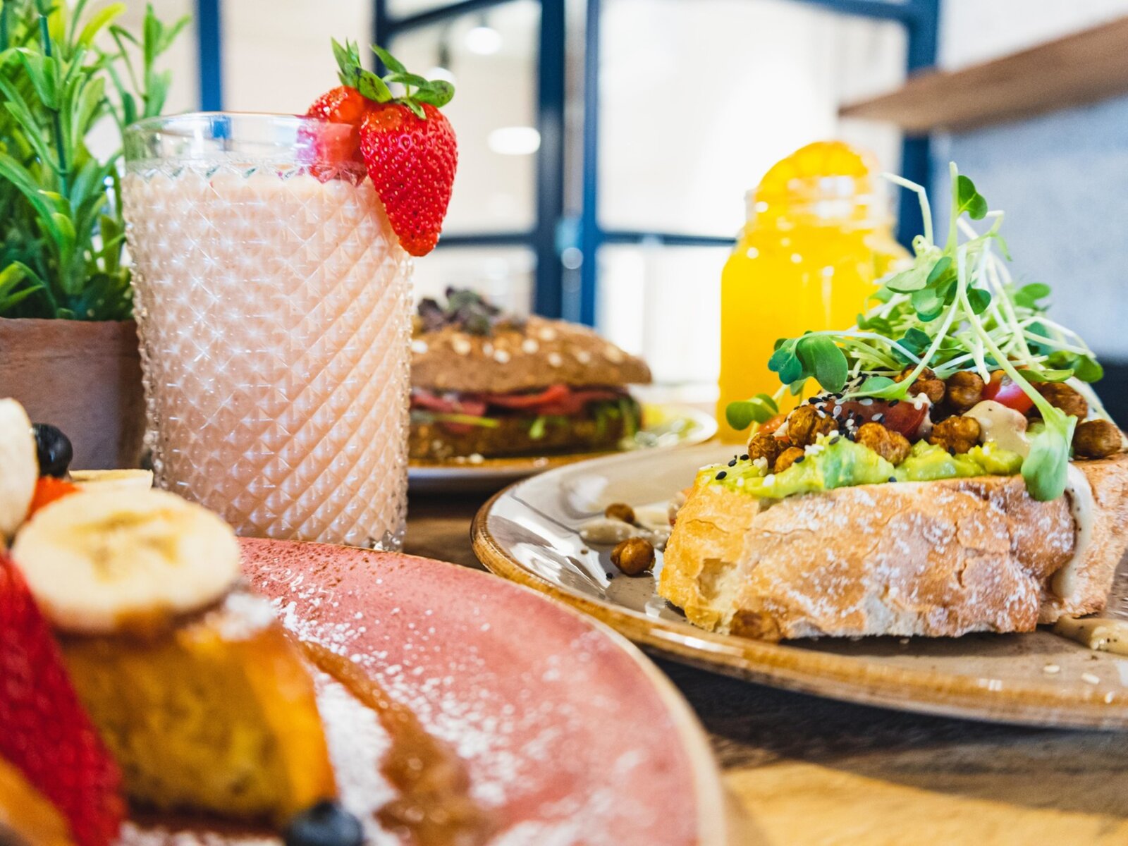 Reefs Cafe & Co (open from September 23)