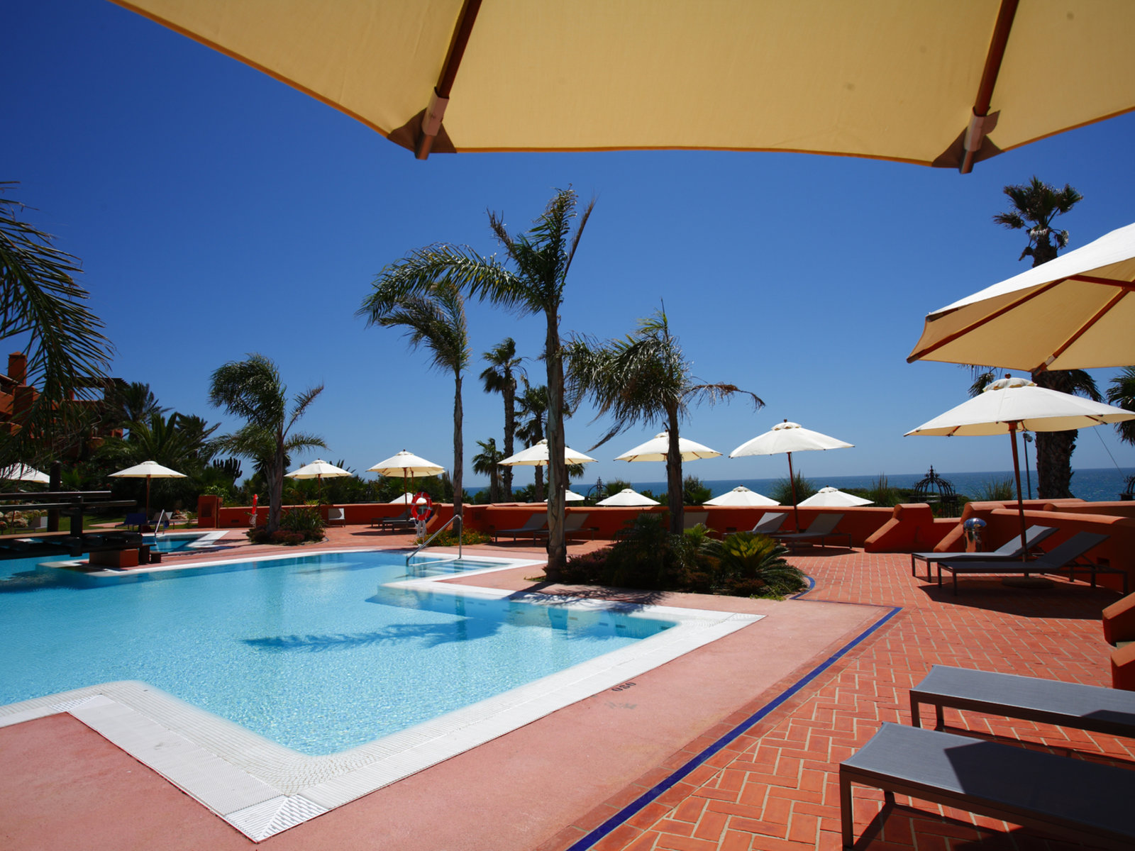 Pool mit Whirlpool an der Seite