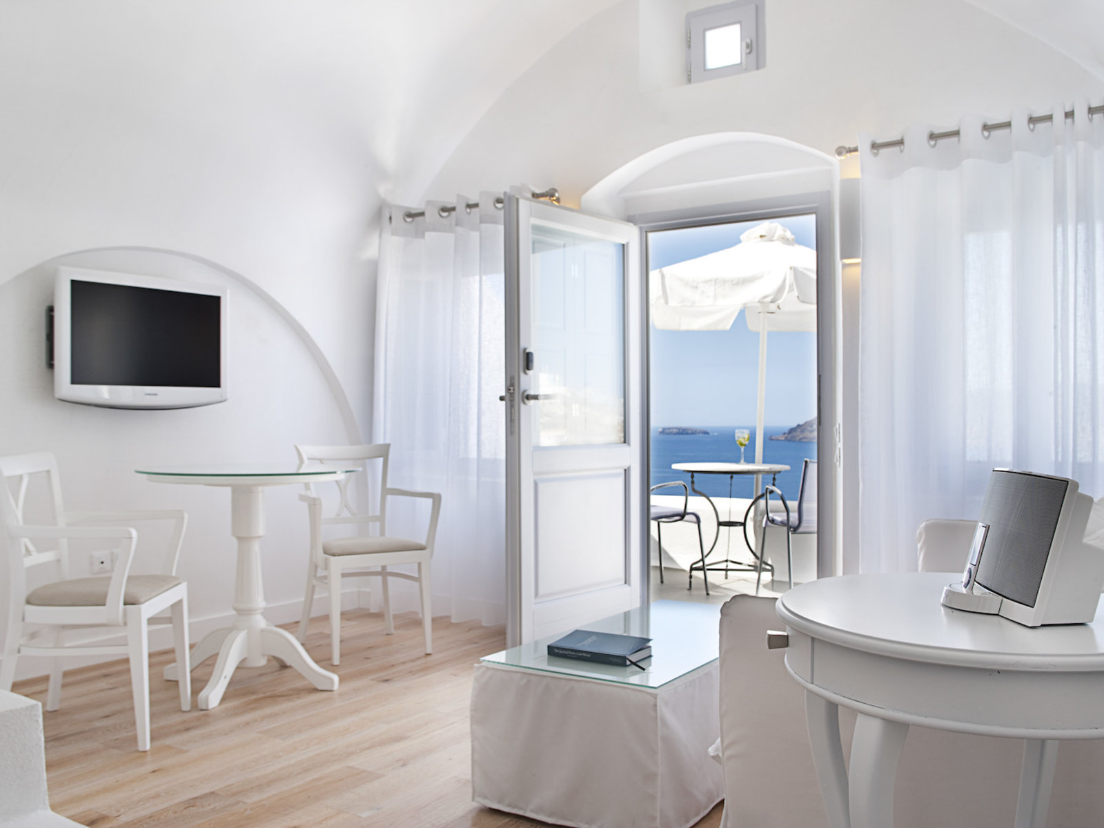 Wohnbeispiel Superior Suite with open air jetted yube