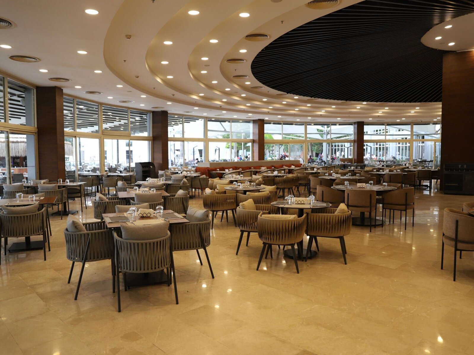 MAIN RESTAURANT