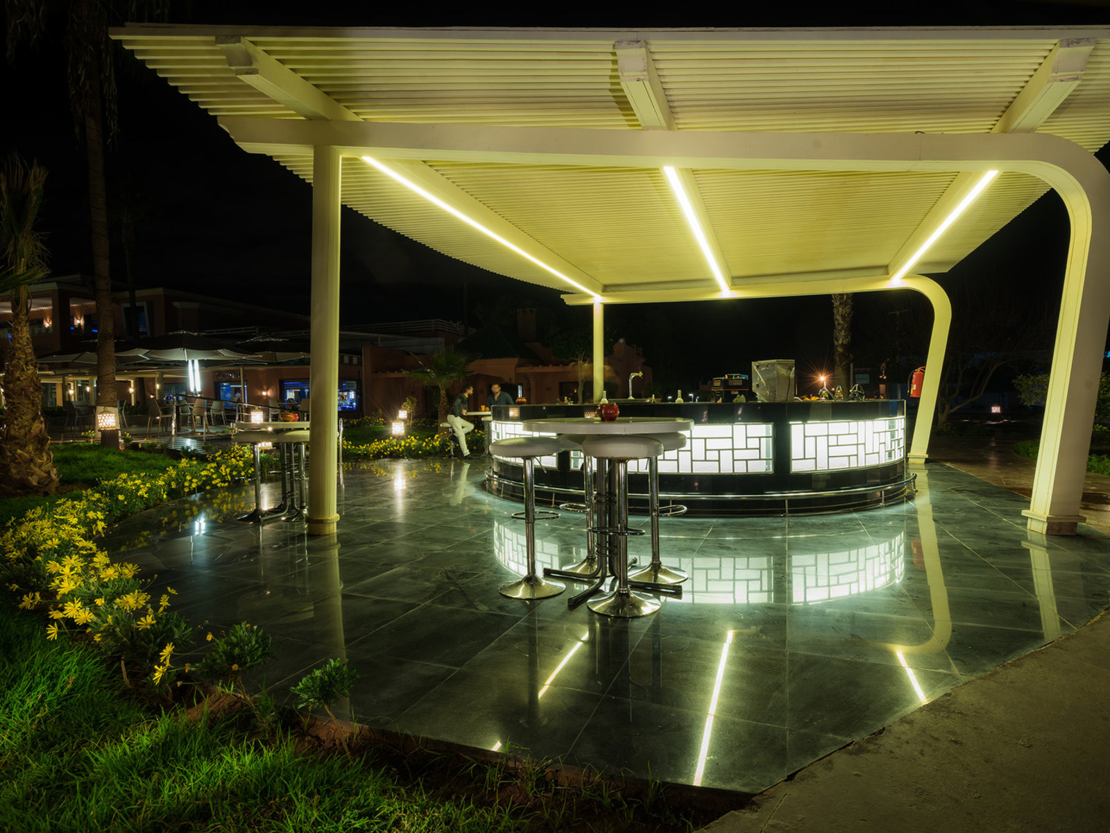 poolbar & alcoholic drinks