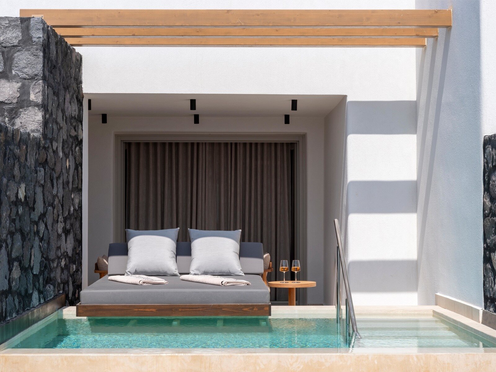 Wohnbeispiel Two Bedroom Sunset  Sea View Suite with pool