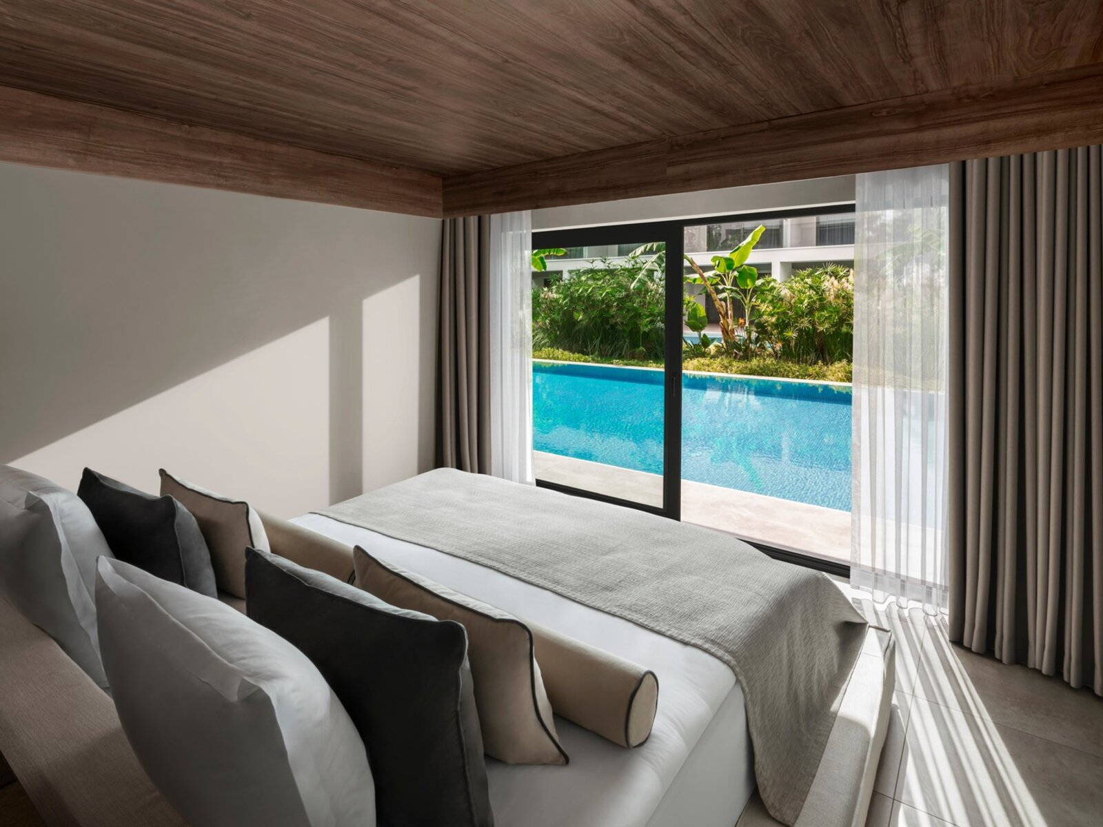Wohnbeispiel Family Suite Land View Swim-Up