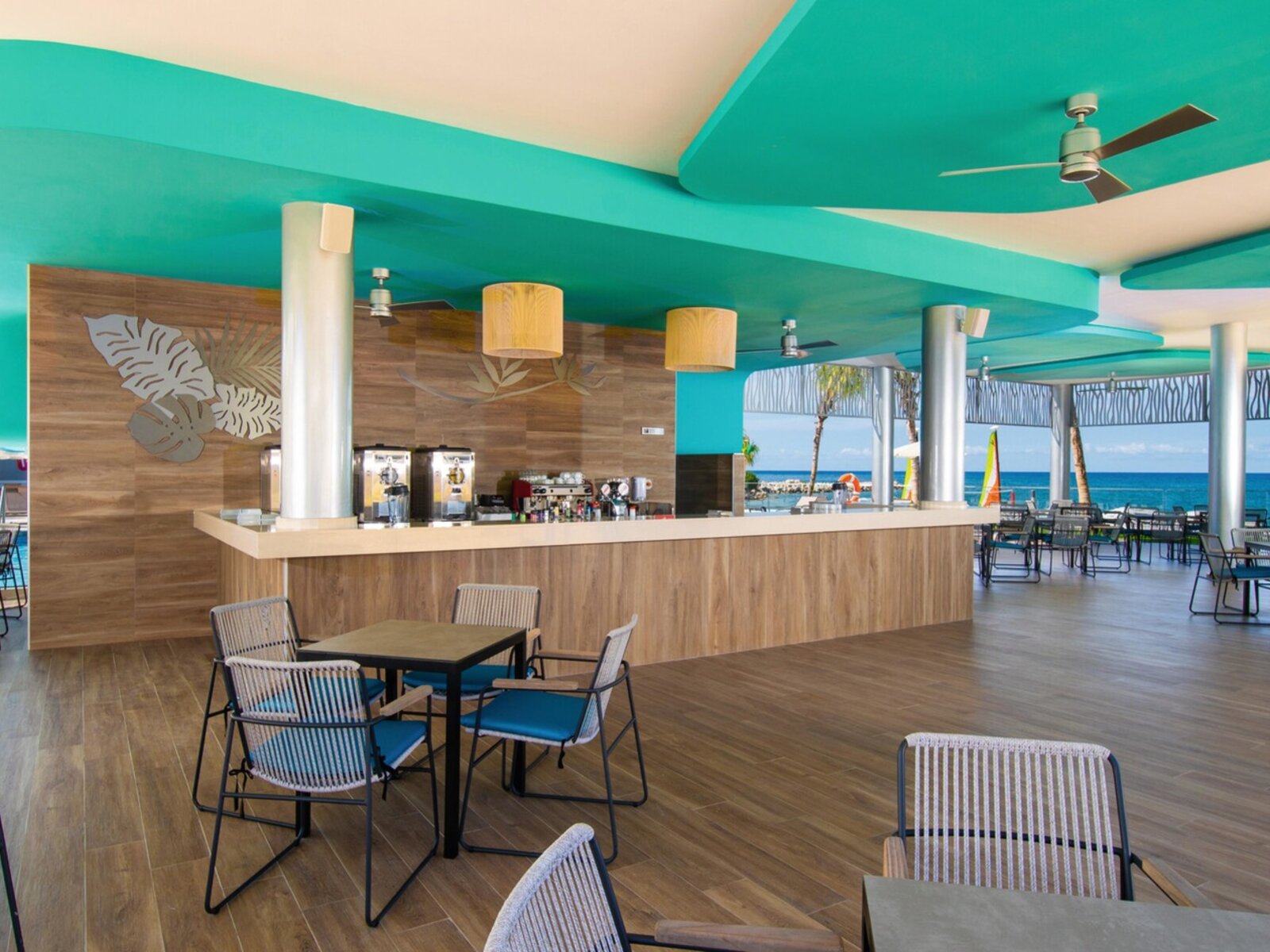Roots (mit Swim-up Bar)
