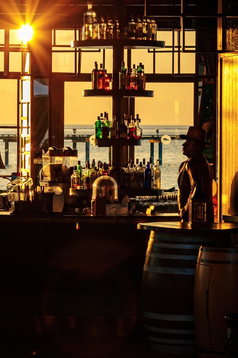 OZAR – MAIN POOL BAR