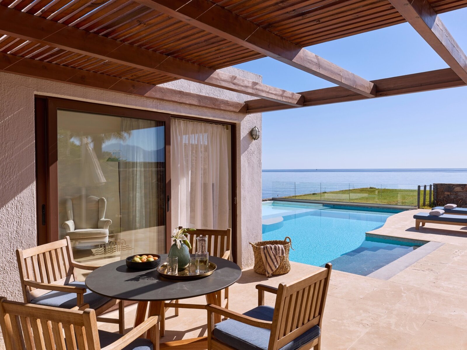 Wohnbeispiel Club - One Bedroom Suite Seafront Private Pool