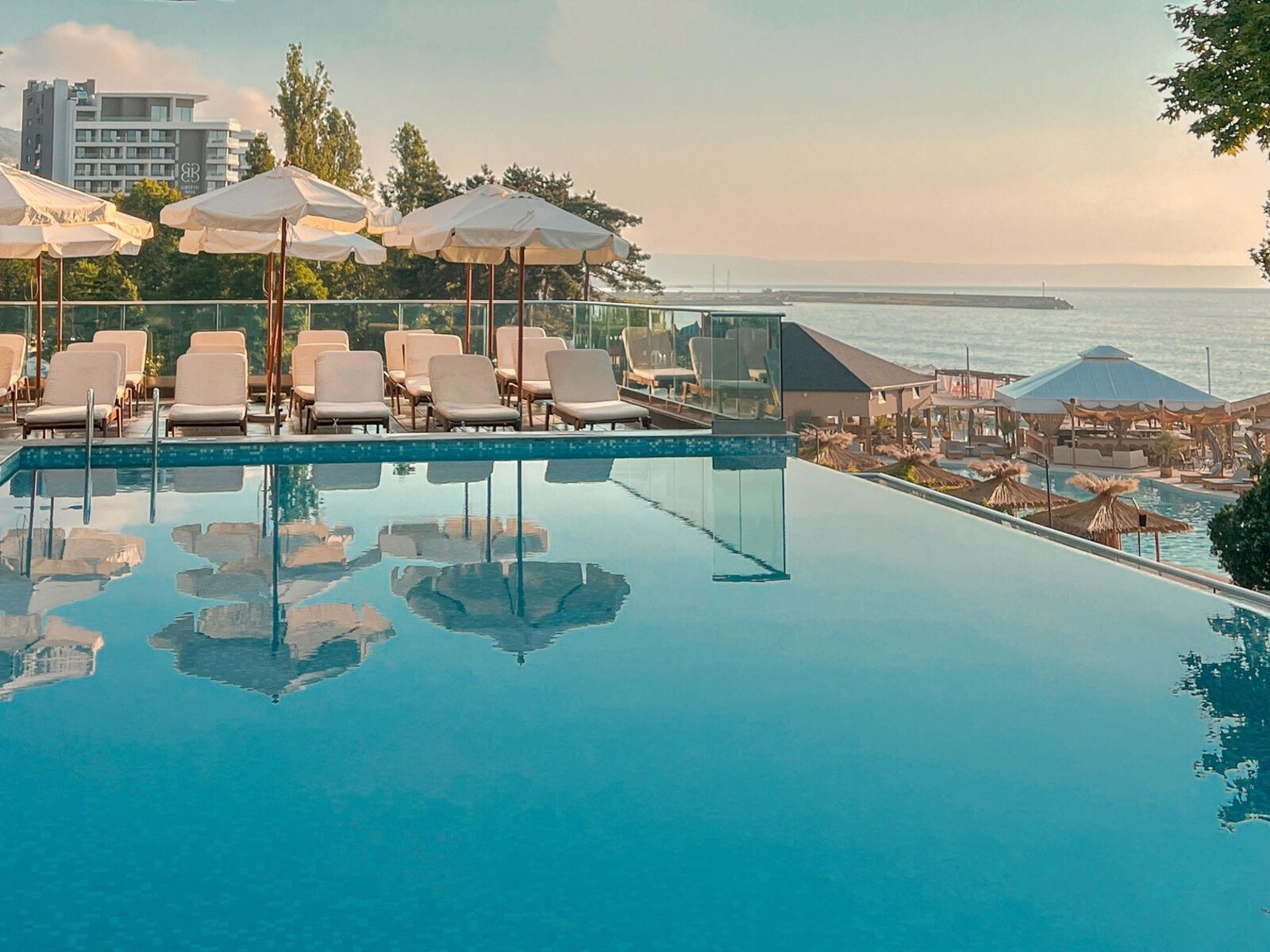 Infinity pool