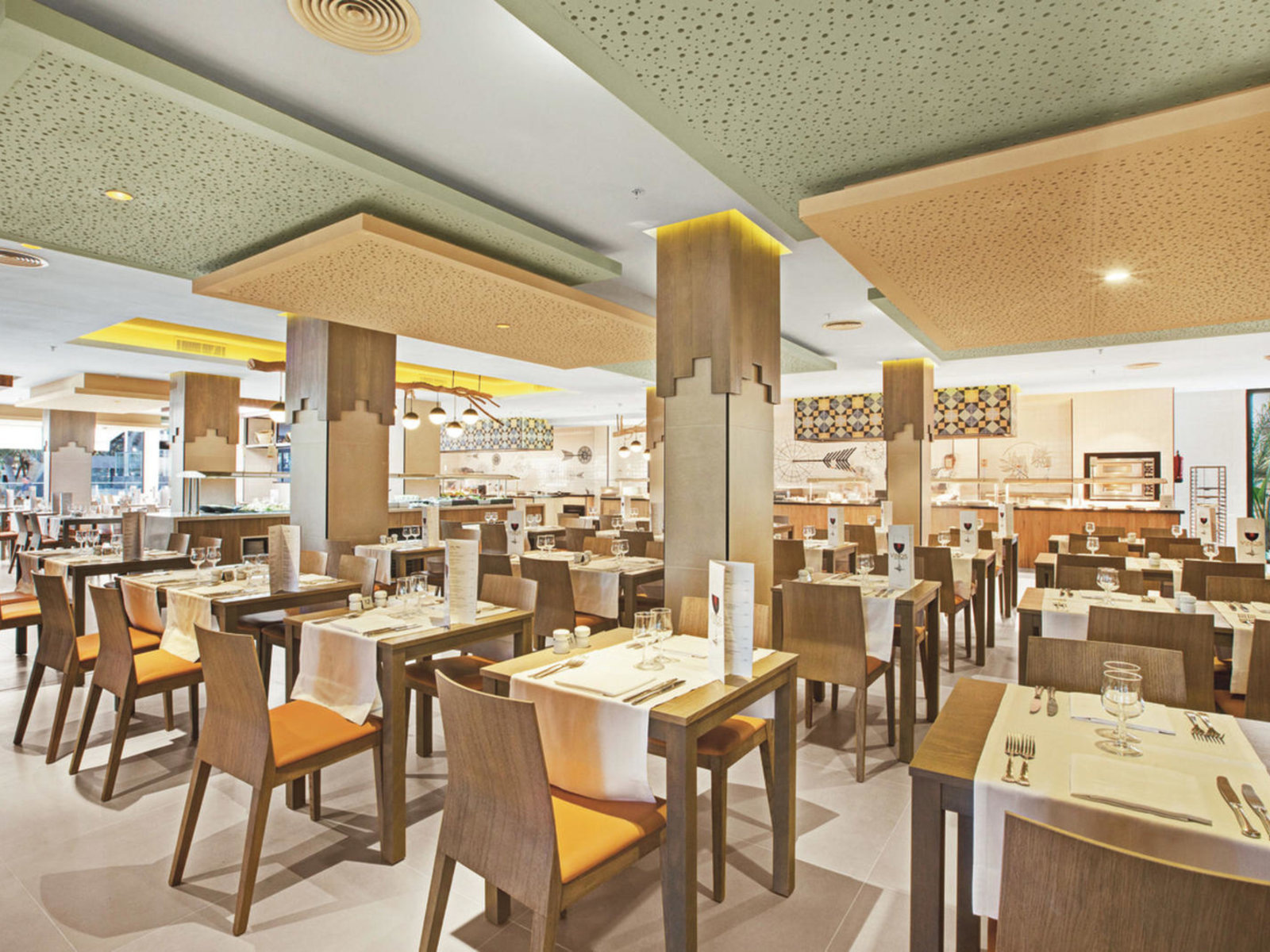 Hauptrestaurant mit Terrasse
