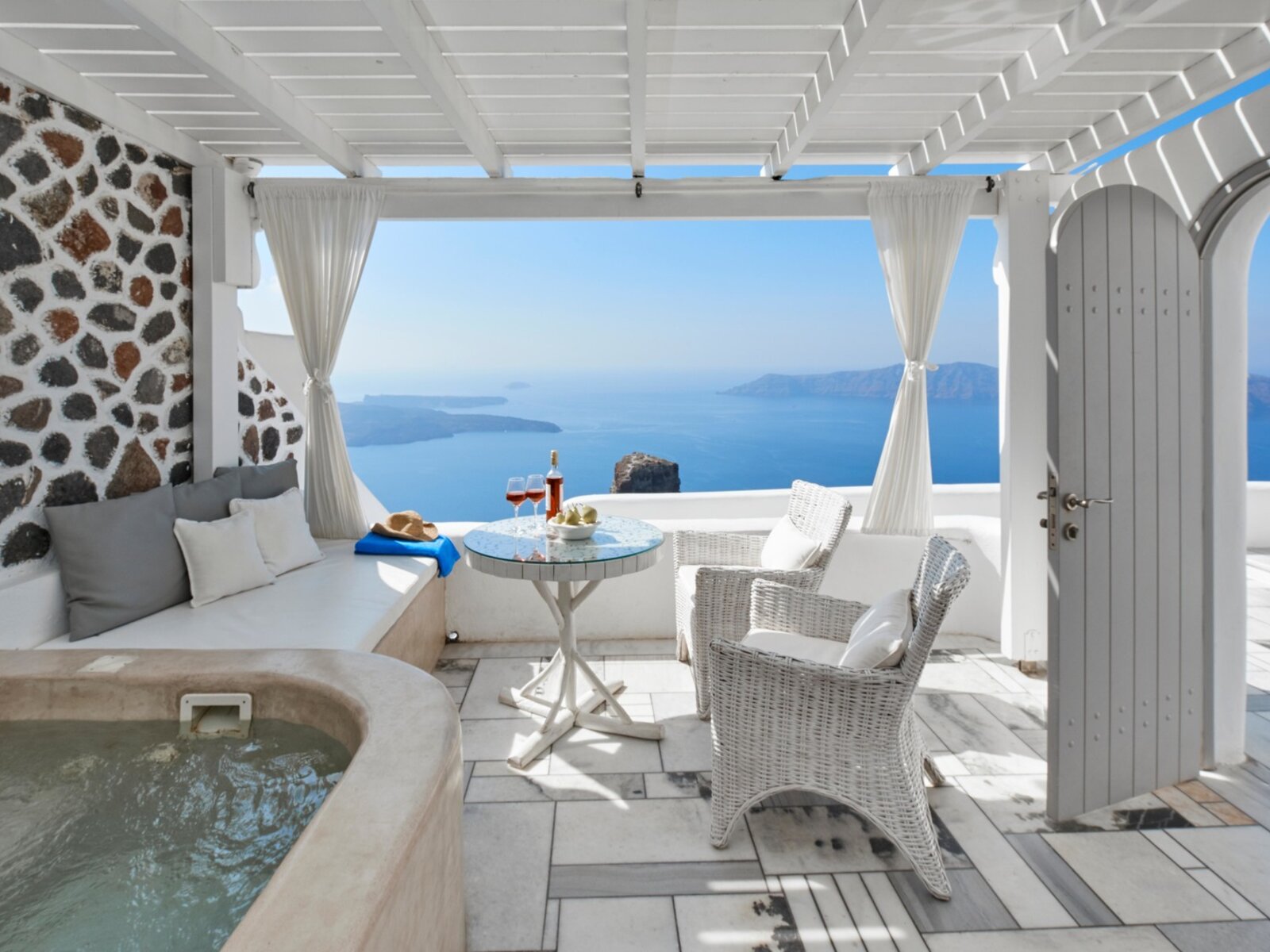 Wohnbeispiel Superior suite with Jacuzzi and caldera view