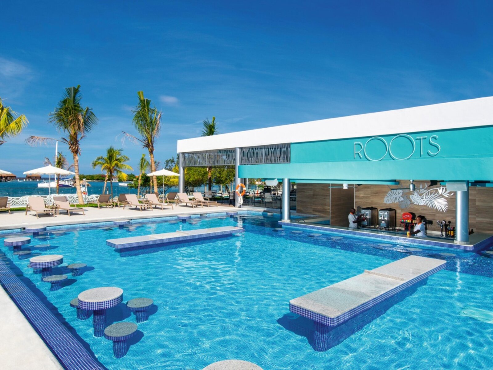 Pool mit Swim'up Bar