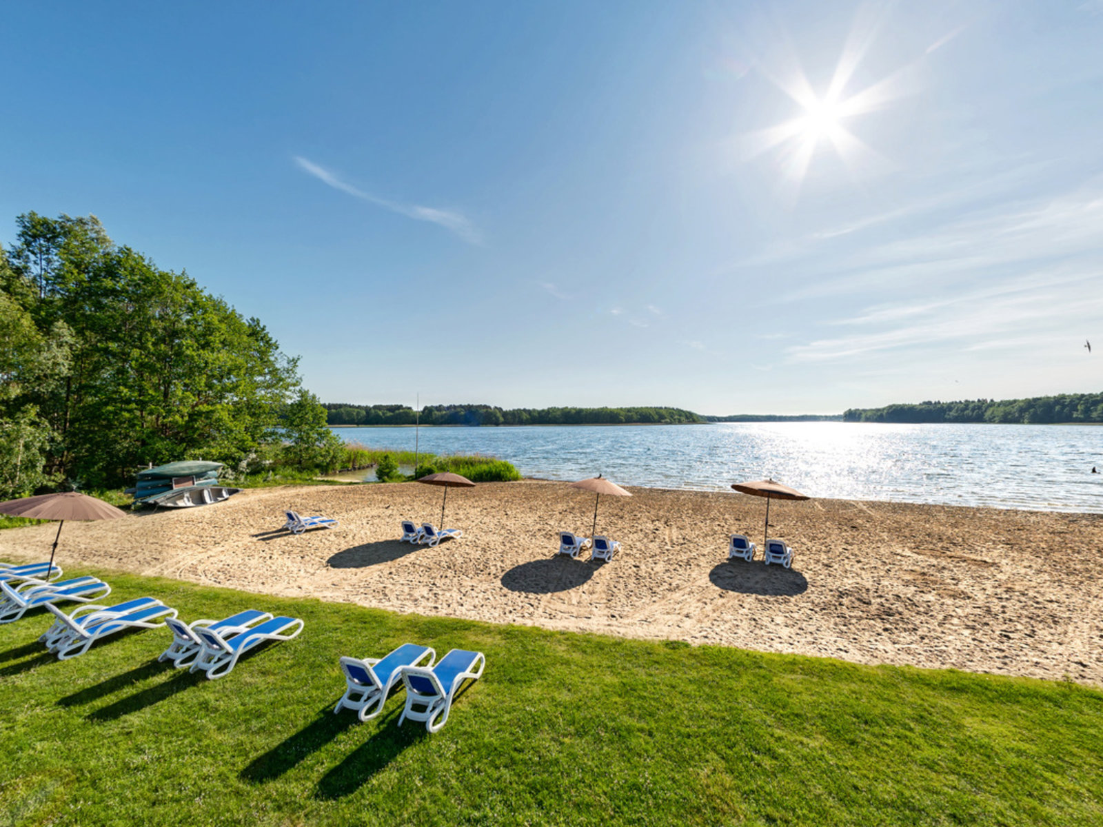 Hoteleigener Badestrand am Lübbesee