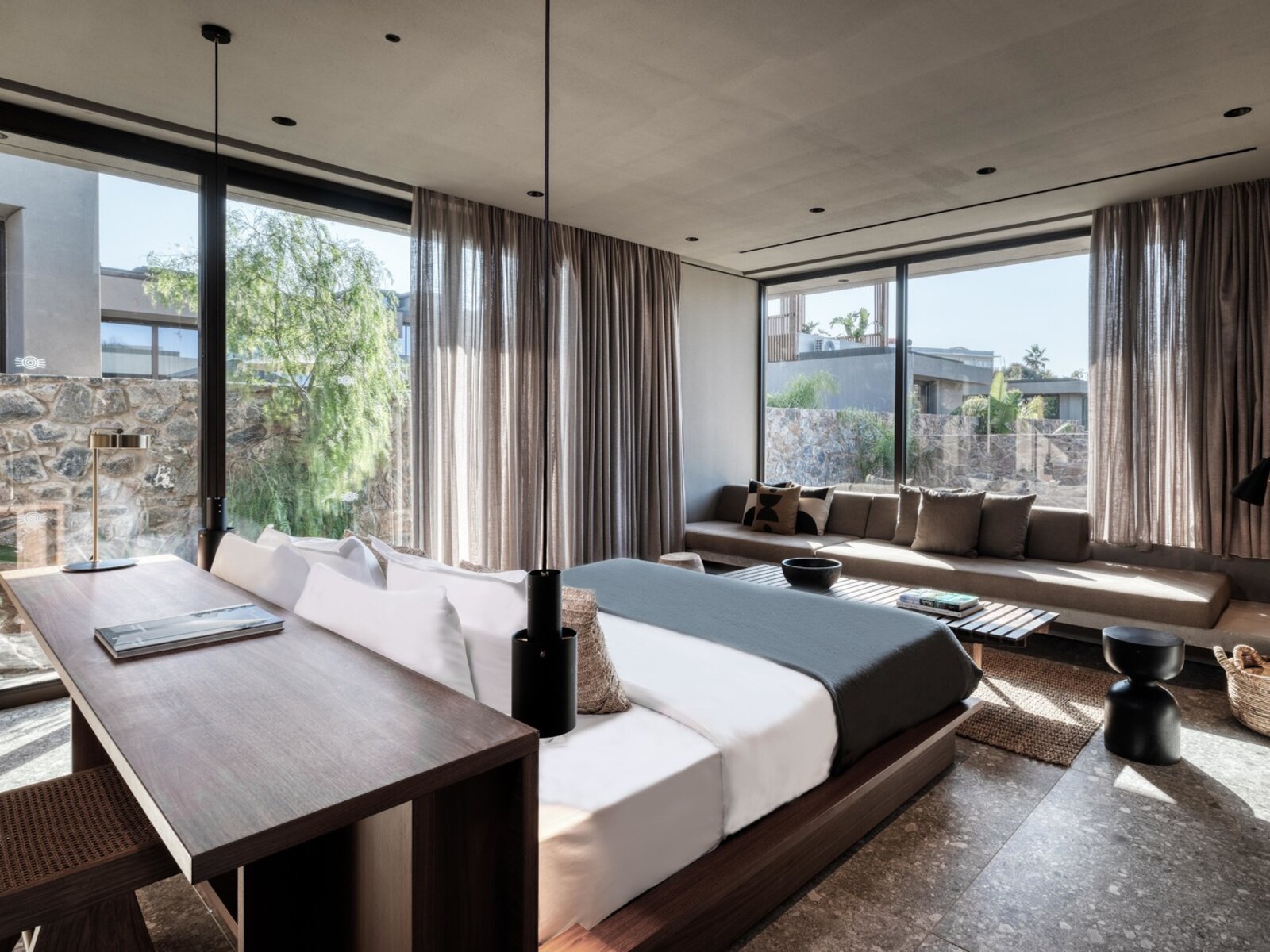 Wohnbeispiel Tropical Family Room Shared Pool