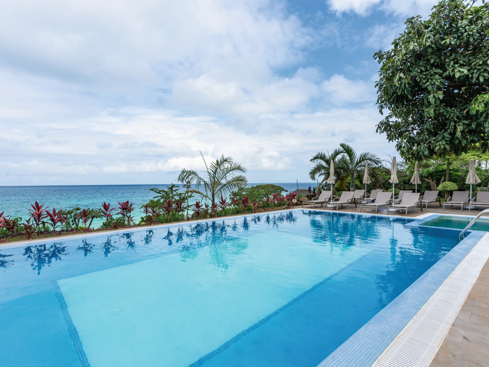 Chill-out Pool + integriertem Whirlpool