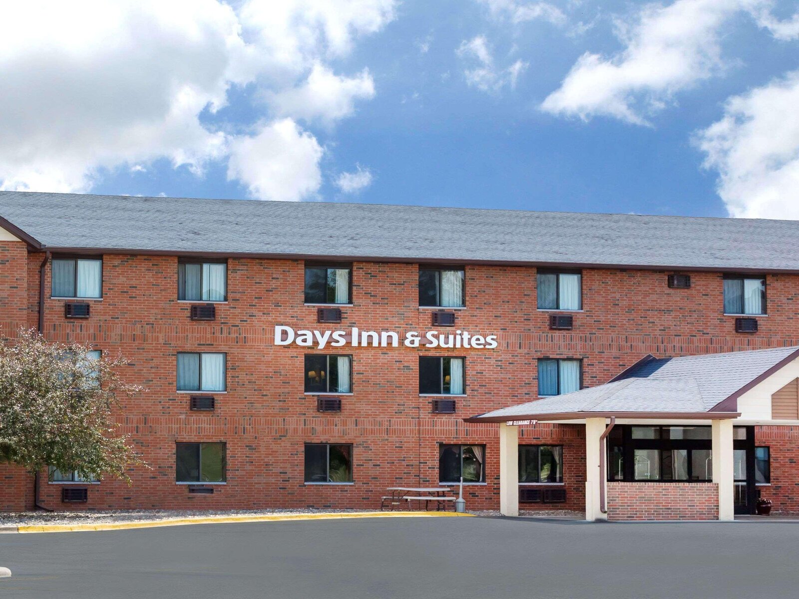 Hotel Days Inn & Suites by Wyndham Des Moines Airport in Des Moines