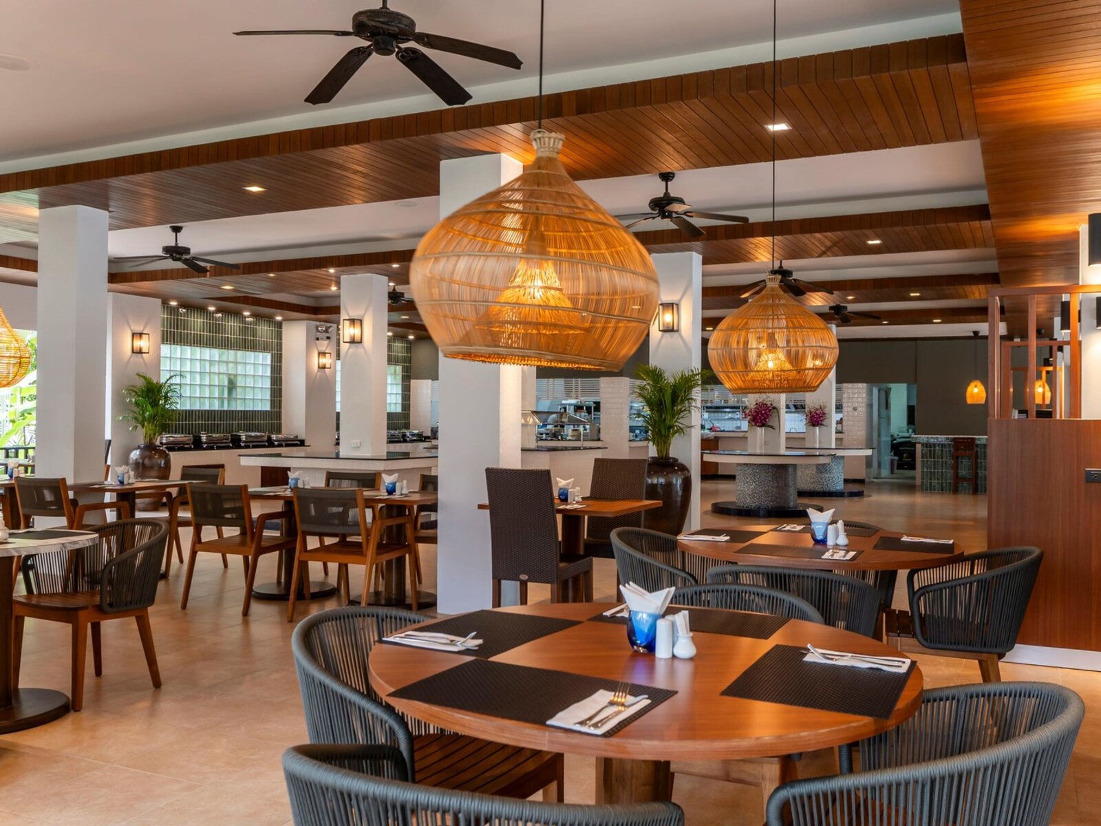 Restaurant by the pool