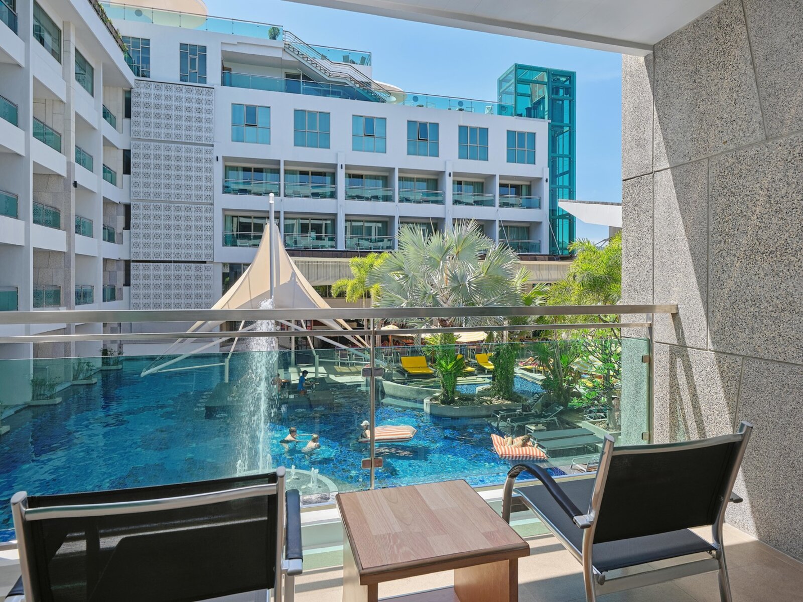 Wohnbeispiel Deluxe Pool View Room