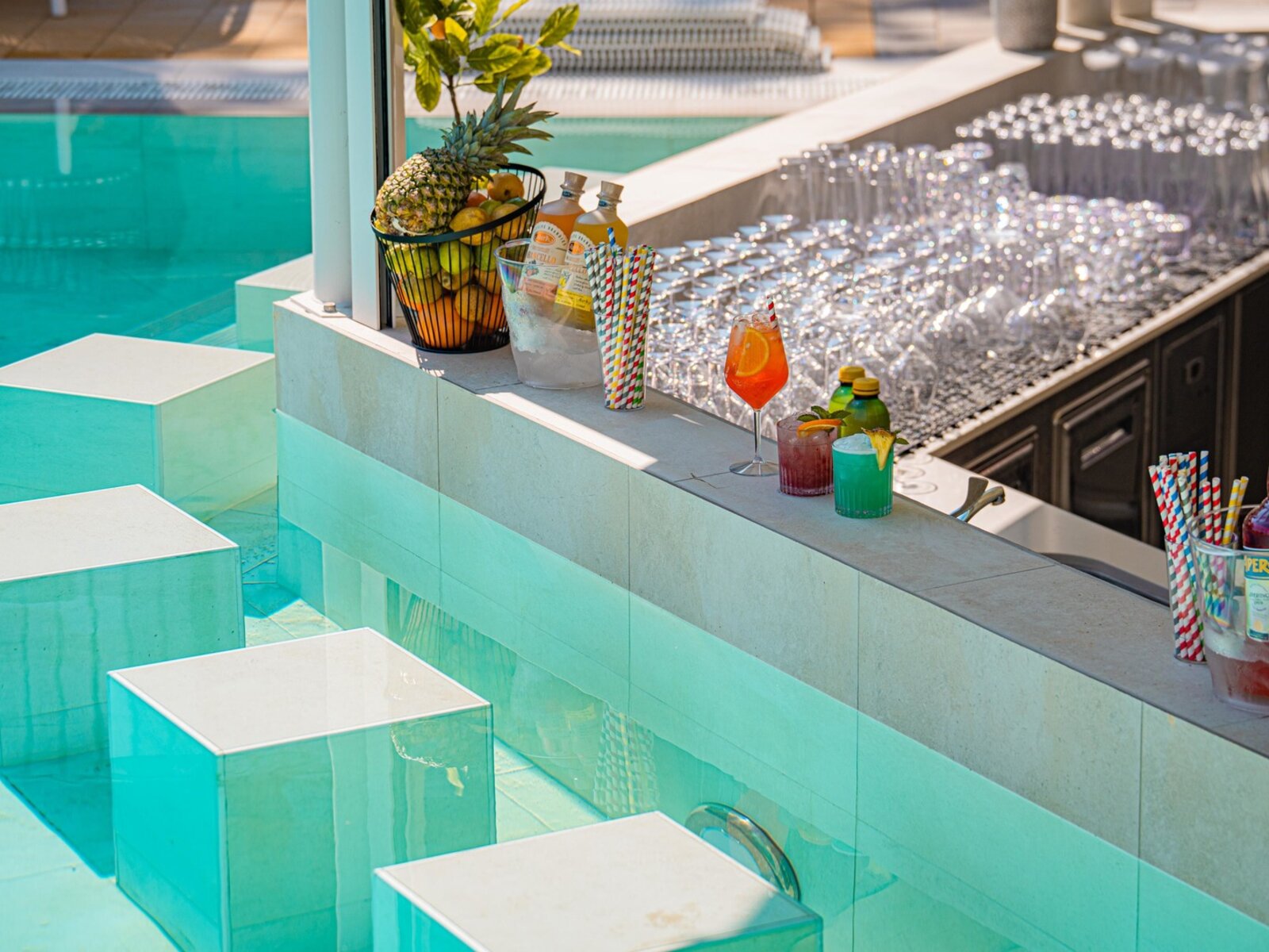 Pool bar