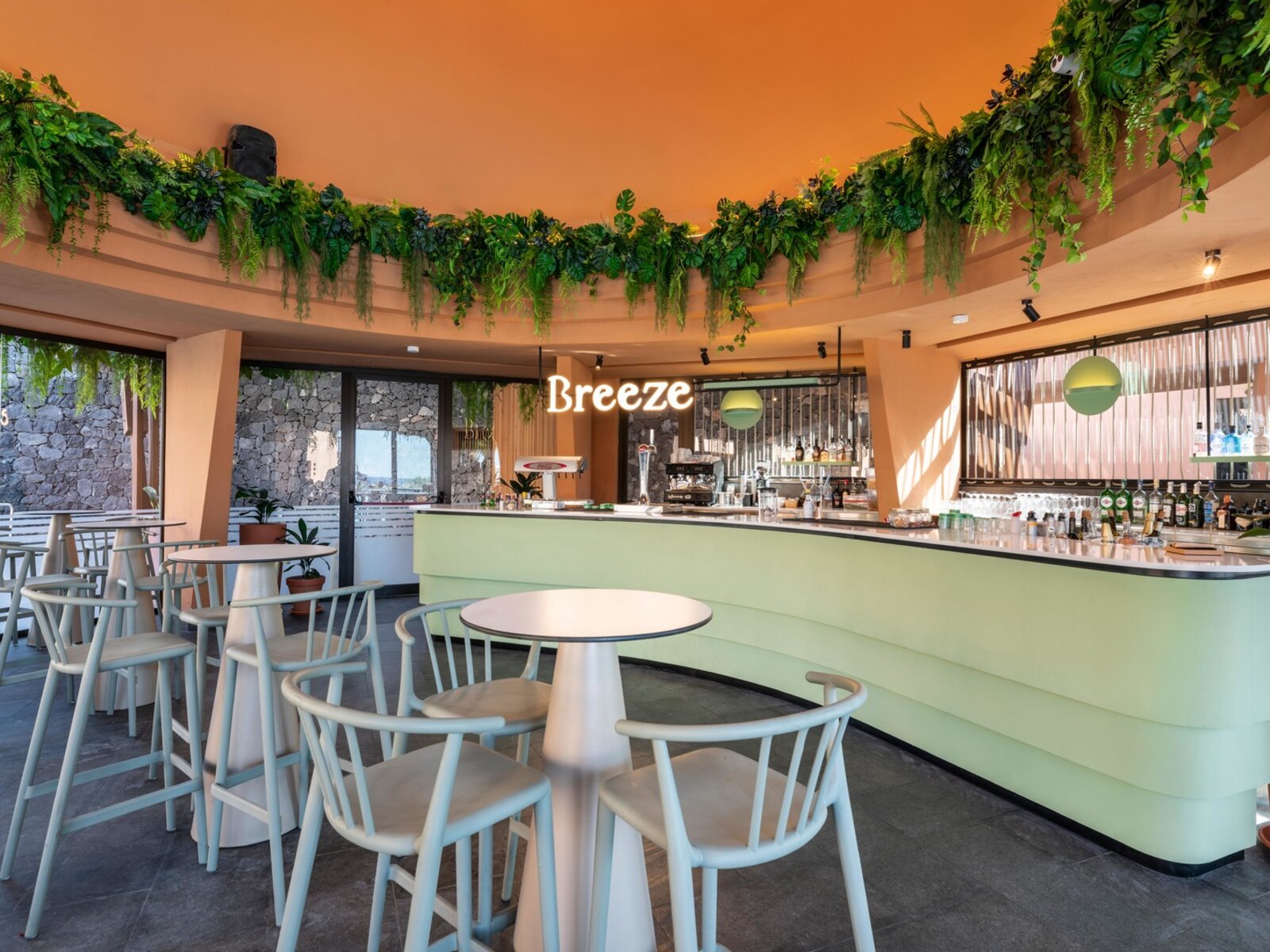 Pool Bar Breeze