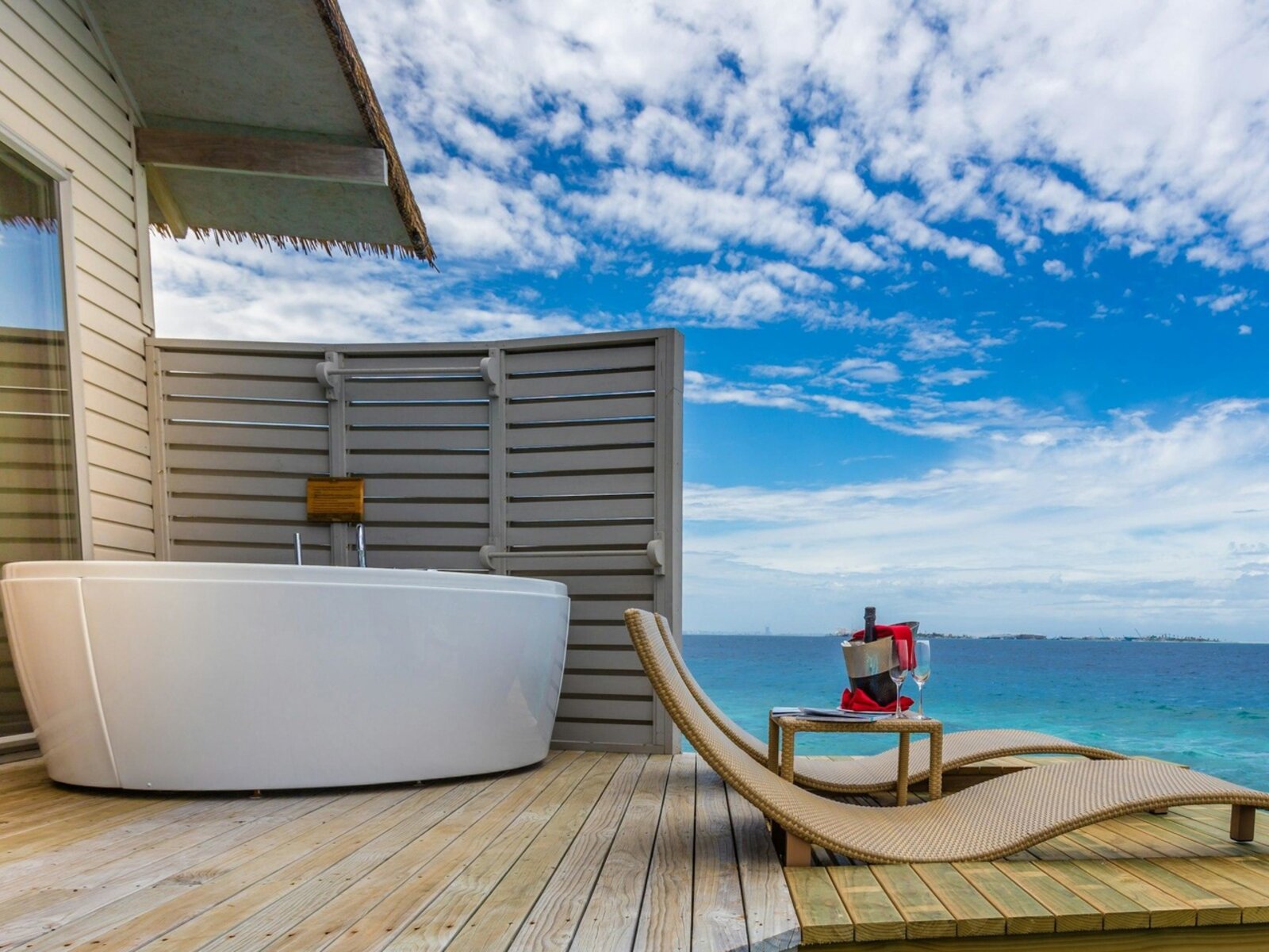 Wohnbeispiel Overwater Villa with Swirl Pool