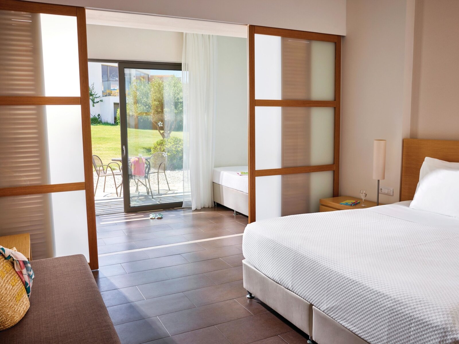 Wohnbeispiel Family Room Sliding Door Garden View