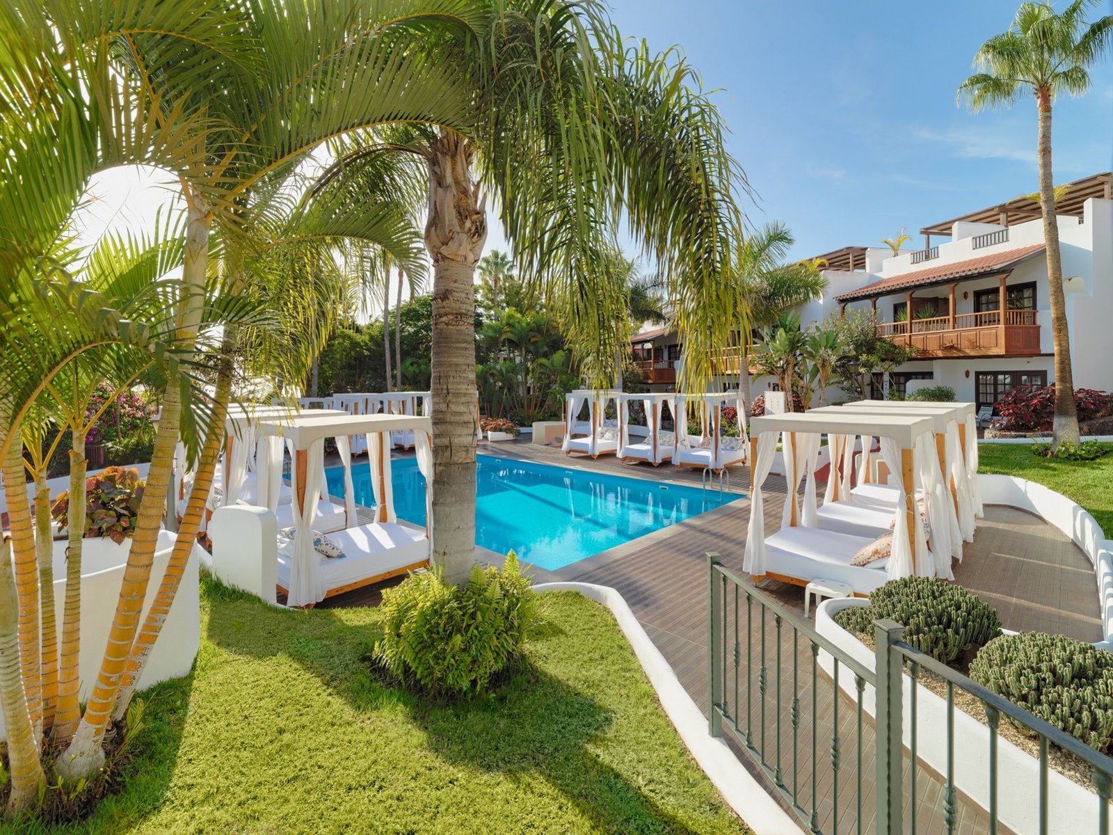 Pura Vida pool area (DZX4 + DZX5)