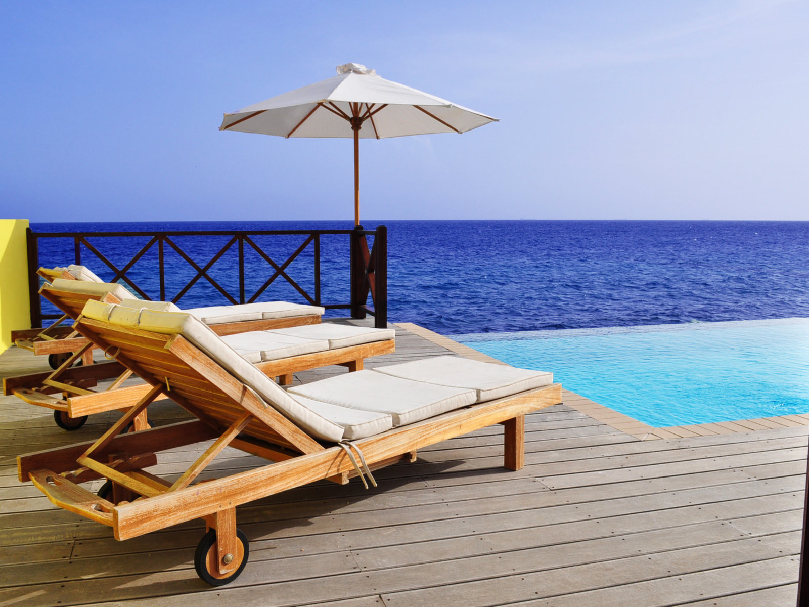 Infinity pool